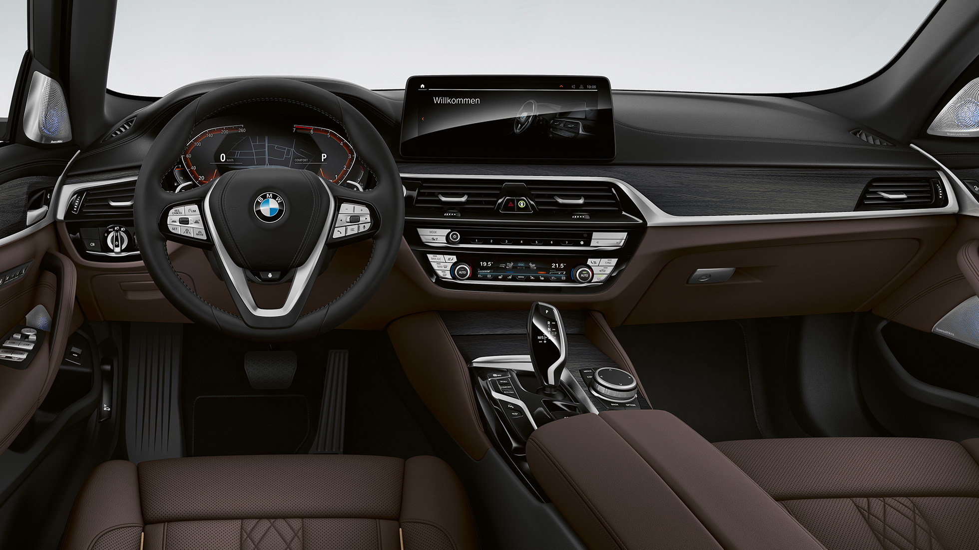 Vairuotojo erdvė, BMW 5 serijos Touring G31 Luxury Line Vairuotojo erdvė BMW 5 serijos Touring 530i G31 2020 Luxury Line, išskirtinės Nappa odos apmušalai, mokos spalvos su išskirtinėmis siūlėmis ir kontrastingais apvadais, interjeras