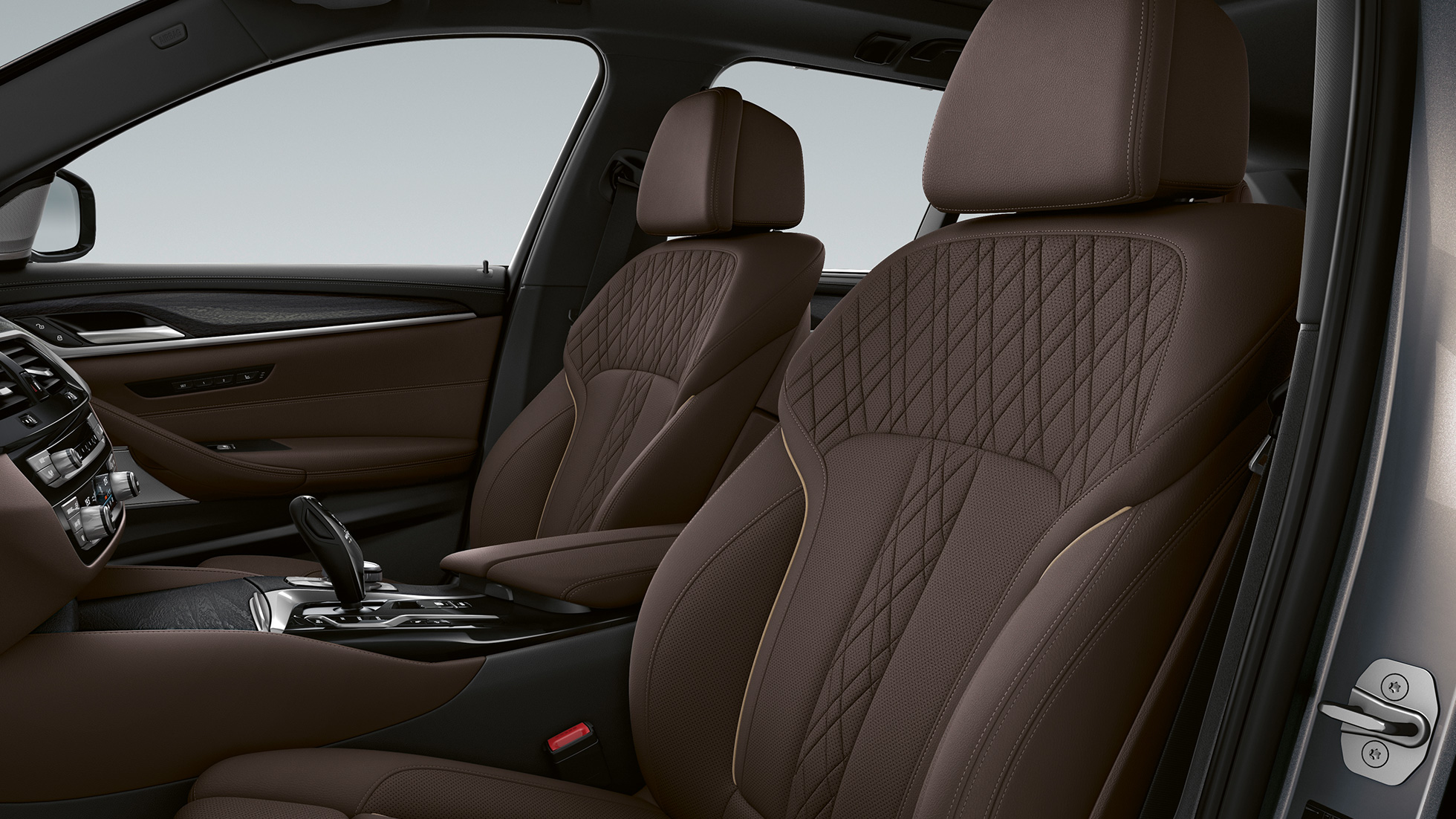 Apmušalai BMW 5 serijos Touring G31 Luxury Line Išskirtinės Nappa odos mokos spalvos apmušalai su išskirtinėmis siūlėmis ir kontrastingais apvadais, BMW 5 serijos Touring 530i G31 2020 Luxury Line, interjeras