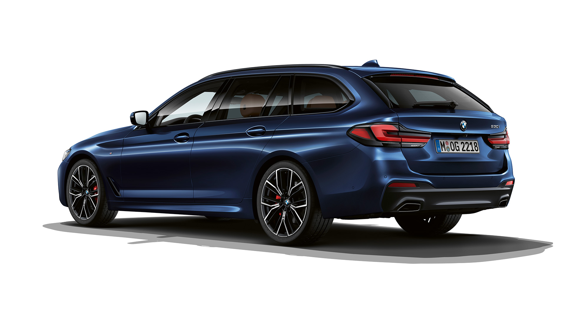 BMW 5 serijos Touring G31 M Sport paketas, vaizdas iš galo BMW 5 serijos Touring 530e G31 2020 M Sport paketas, mėlyno Tansanite Blue II metaliko spalvos, trijų ketvirčių vaizdas iš galo