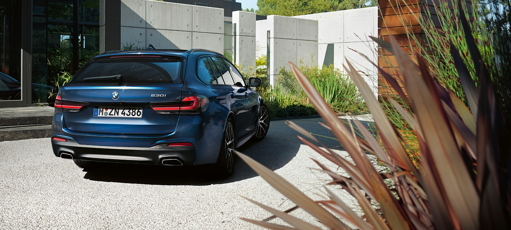 BMW 5 serijos Touring G31 priedai BMW 5 serijos Touring su BMW stogo bagažine 520 G31 Facelift 2020, stovinčio automobilio trijų ketvirčių vaizdas iš priekio