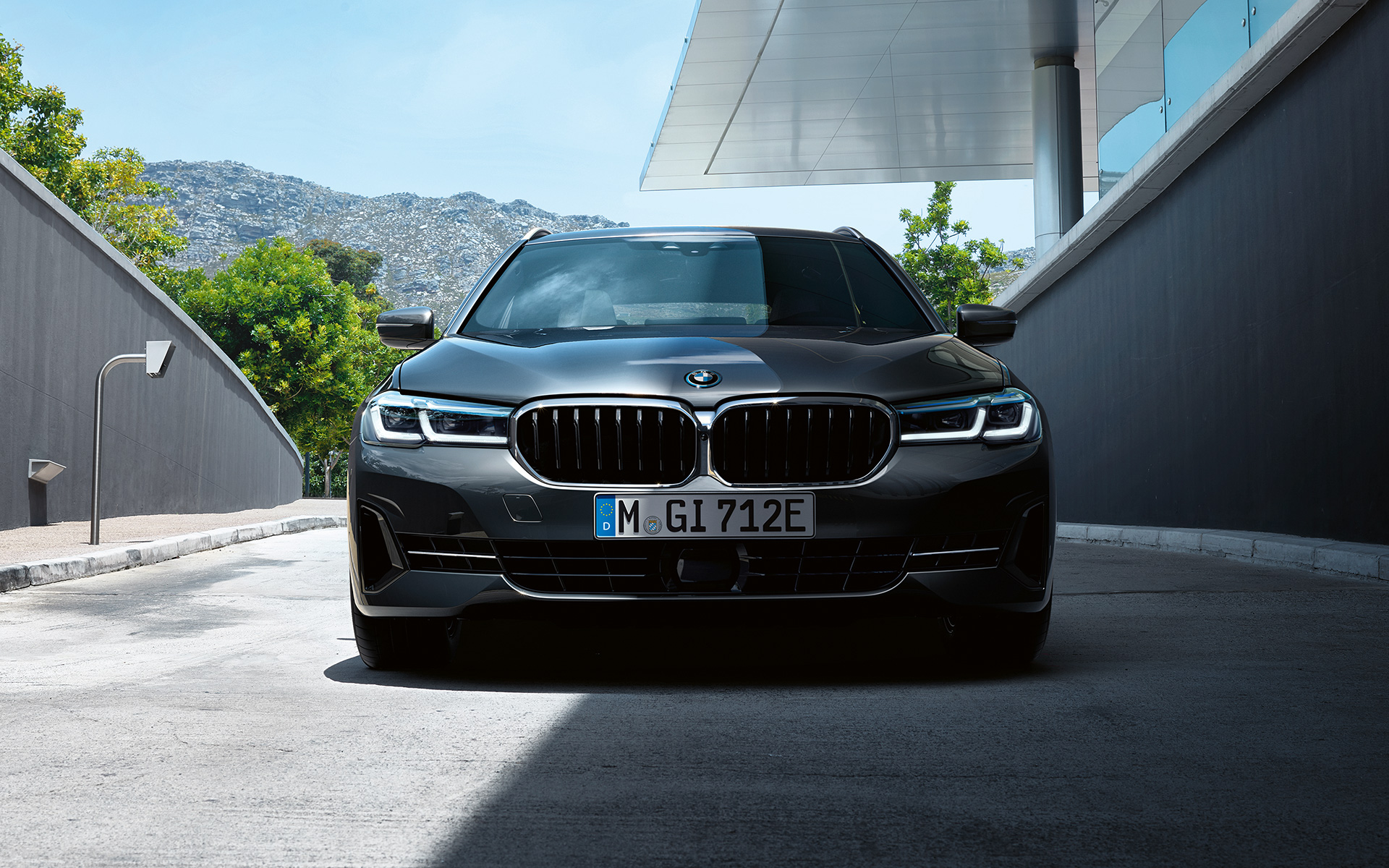 BMW priekinės grotelės ir priekinio bamperio apdaila, BMW 5 serijos Touring (G31) LCI BMW priekinės grotelės ir priekinio bamperio apdaila, BMW 5 serijos Touring (G31) Facelift 2020 pilkos Sophisto Grey spalvos, vaizdas iš priekio