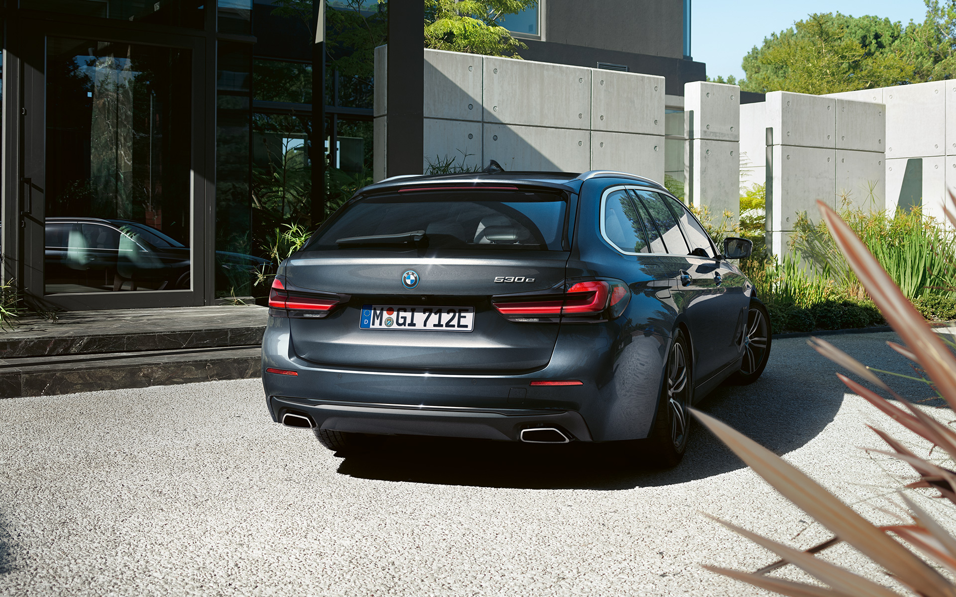 BMW galinio bamperio apdaila su išmetimo angomis, BMW 5 serijos Touring (G31) LCI BMW galinio bamperio apdaila su išmetimo angomis, BMW 5 serijos Touring (G31) Facelift 2020 pilkos Sophisto Grey spalvos, vaizdas iš galo