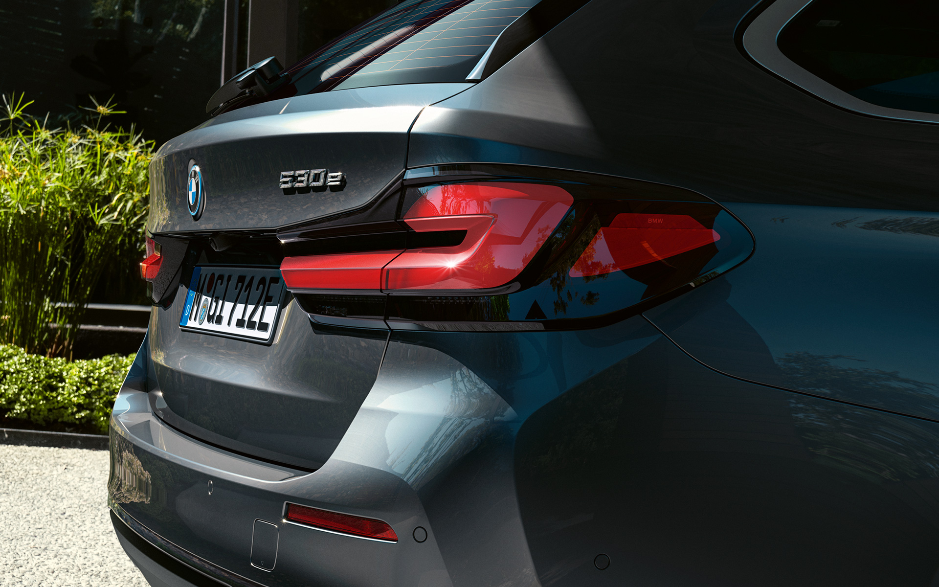 3D formos galiniai žibintai, BMW 5 serijos Touring (G31) LCI 3D formos galiniai žibintai, BMW 5 serijos Touring (G31) Facelift 2020 pilkos Sophisto Grey spalvos, priartintas vaizdas iš galo
