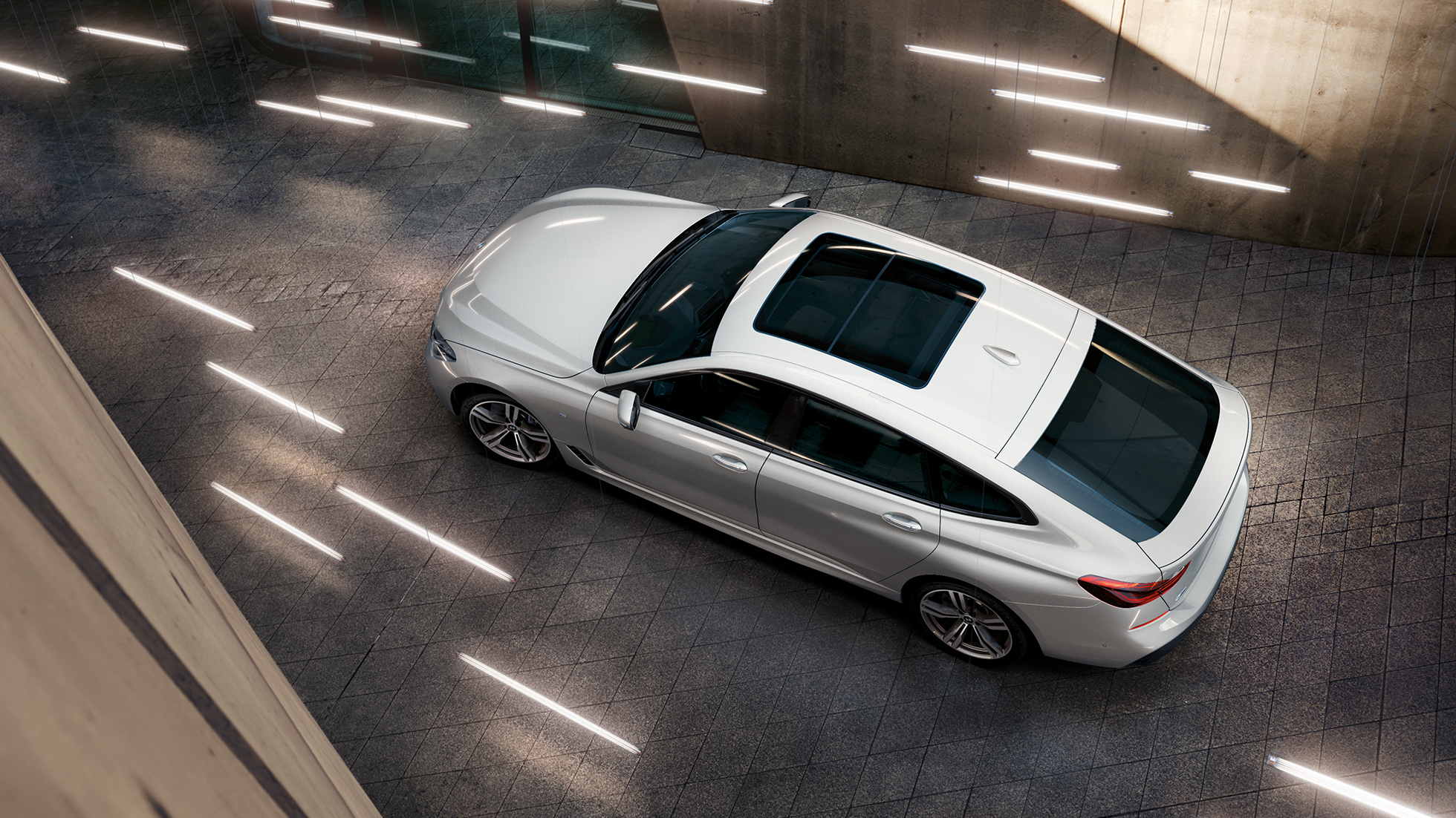 BMW 6 serijos Gran Turismo G32 vaizdas iš paukščio skrydžio BMW 6 serijos Gran Turismo G32 2017 Mineral White balto metaliko spalvos vaizdas iš paukščio skrydžio