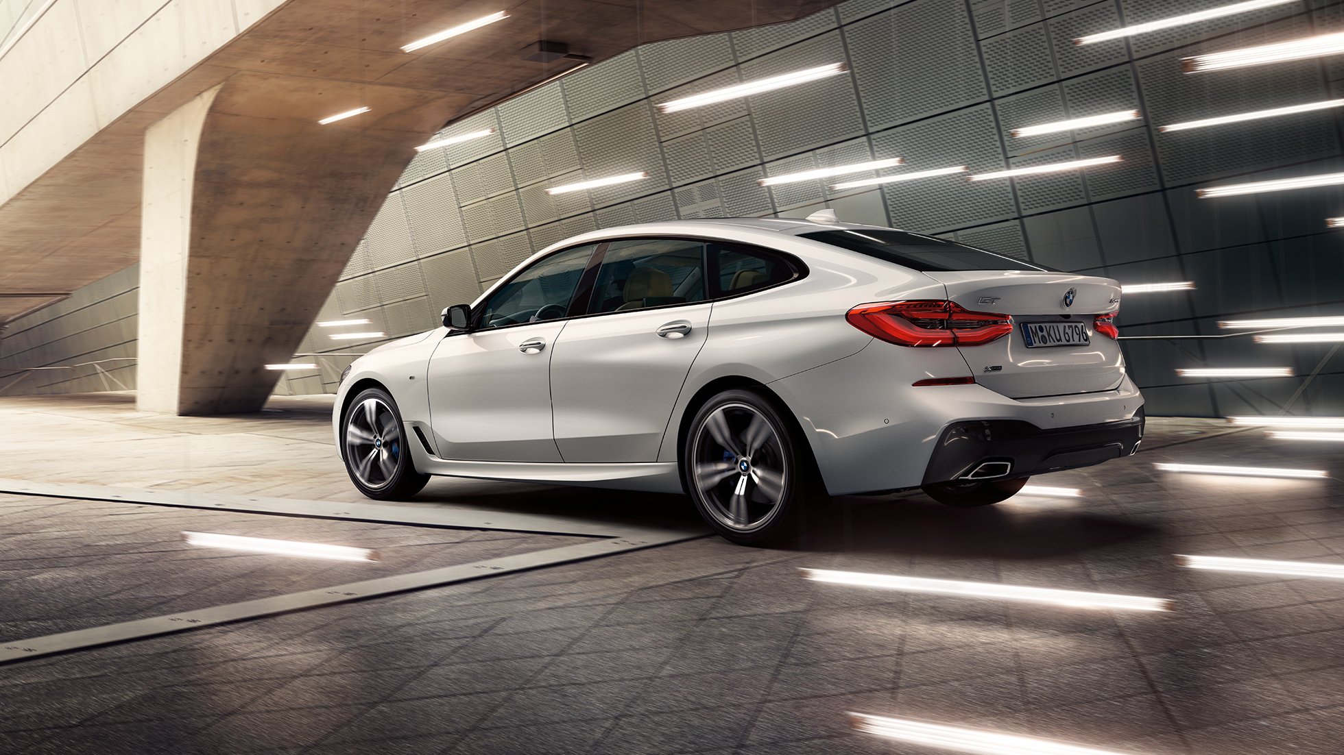 BMW 6 serijos Gran Turismo G32 trijų ketvirčių šoninis vaizdas iš galo BMW 6 serijos Gran Turismo G32 2017 Mineral White balto metaliko spalvos trijų ketvirčių šoninis vaizdas iš galo