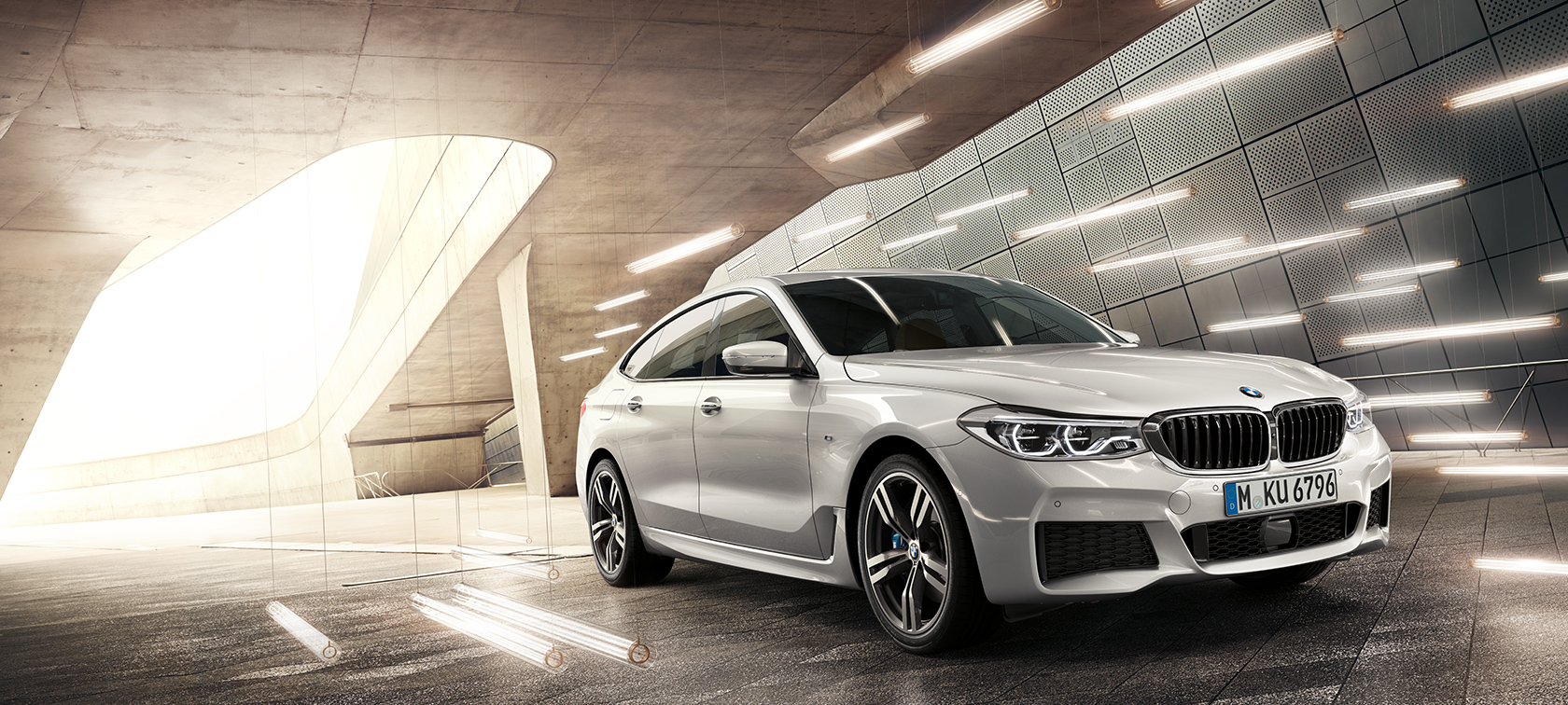 BMW 6 serijos Gran Turismo G32 trijų ketvirčių vaizdas iš priekio BMW 6 serijos Gran Turismo G32 2017 Mineral White balto metaliko spalvos trijų ketvirčių vaizdas iš priekio