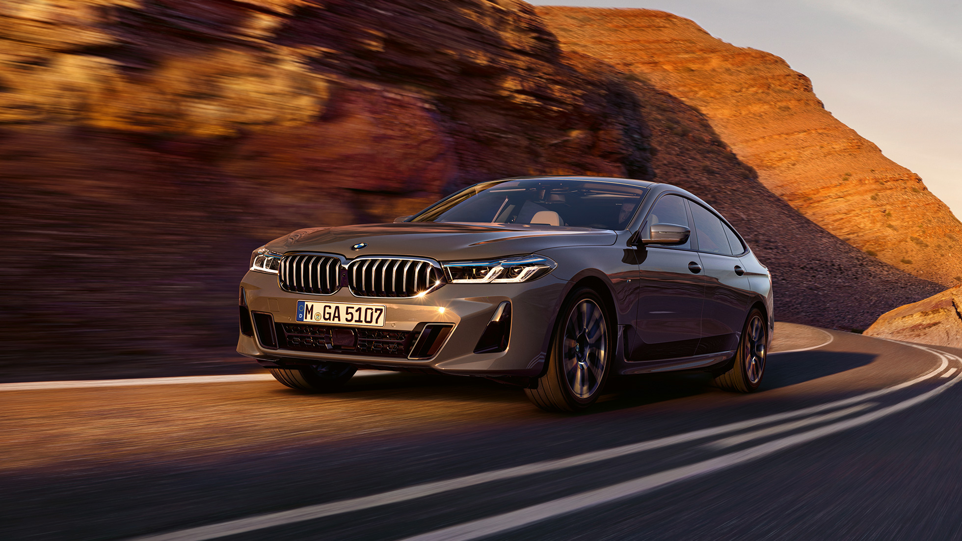 BMW 6 serijos Gran Turismo G32 2020 BMW 6 serijos Gran Turismo 640i xDrive G32 2020 pilkos Bernina Grey spalvos, gamtos fone važiuojančio automobilio trijų ketvirčių vaizdas iš priekio.