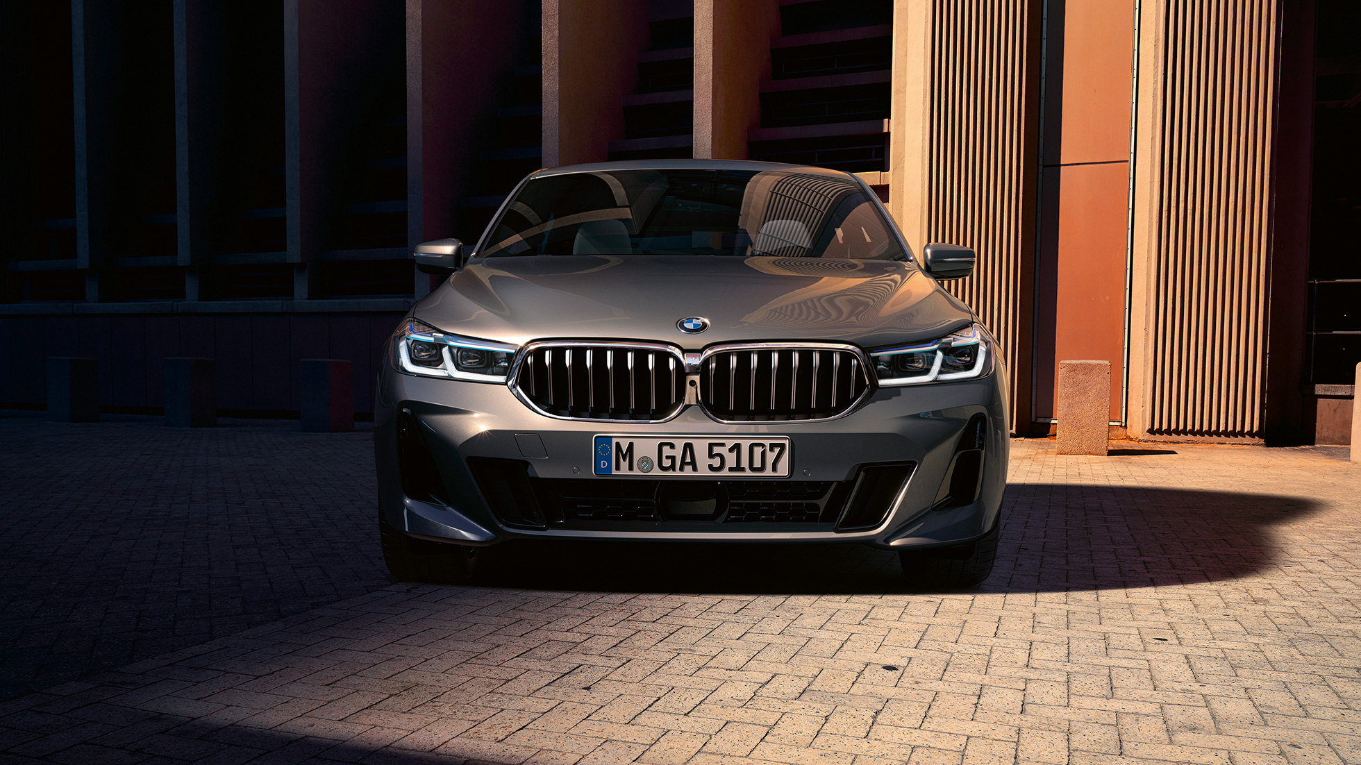 BMW 6 serijos Gran Turismo G32 2020 priekis BMW 6 serijos Gran Turismo 640i xDrive G32 2020 priekinės dalies dizainas, pilkos Bernina Grey spalvos, vaizdas iš priekio