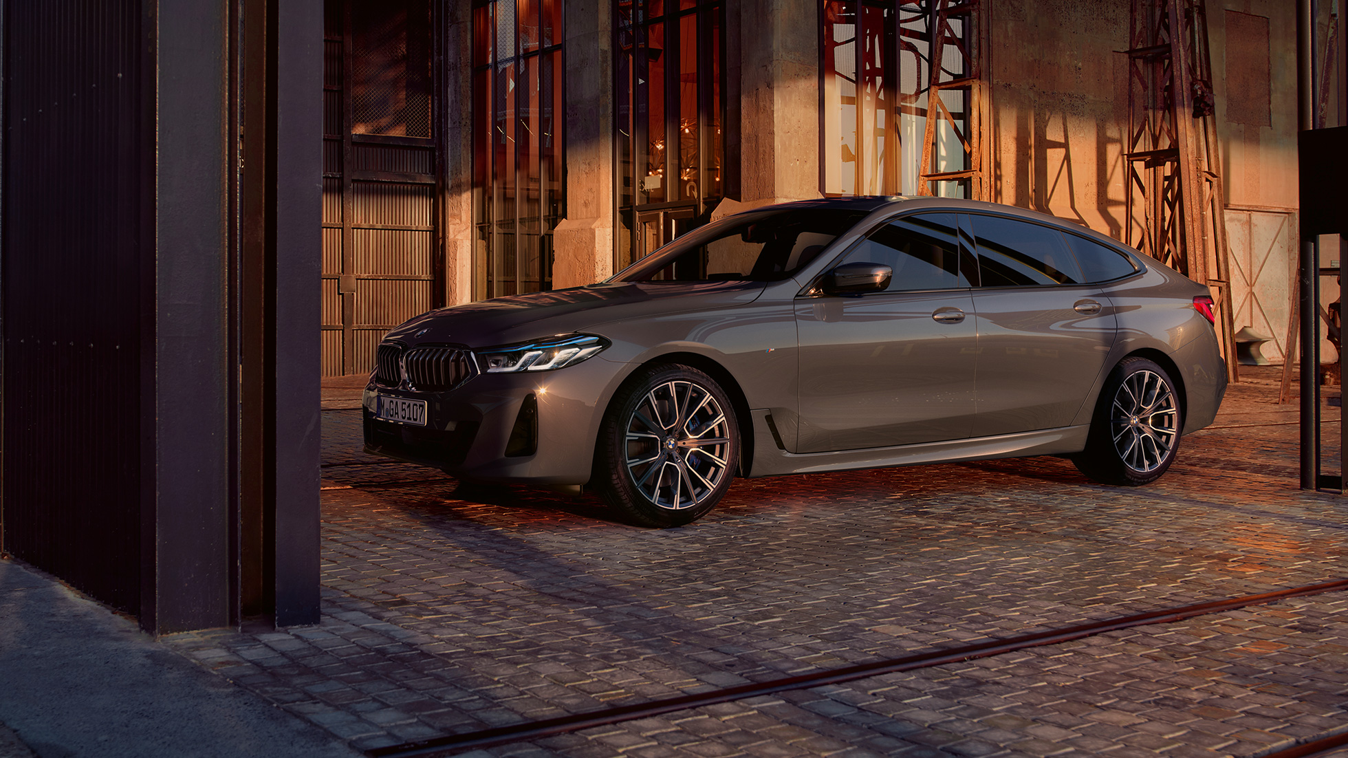 BMW 6 serijos Gran Turismo G32 2020 siluetas BMW 6 serijos Gran Turismo 640i xDrive G32 2020 pilkos Bernina Grey spalvos vaizdas iš šono