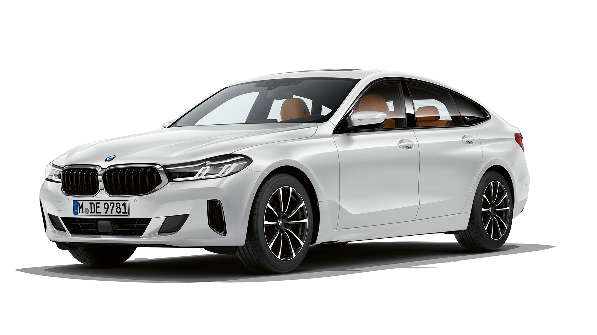 BMW 6 serijos Gran Turismo G32 2020, bazinės komplektacijos BMW 6 serijos Gran Turismo G32 620d 2020 bazinės komplektacijos balto Mineral White metaliko spalvos, trijų ketvirčių vaizdas iš priekio