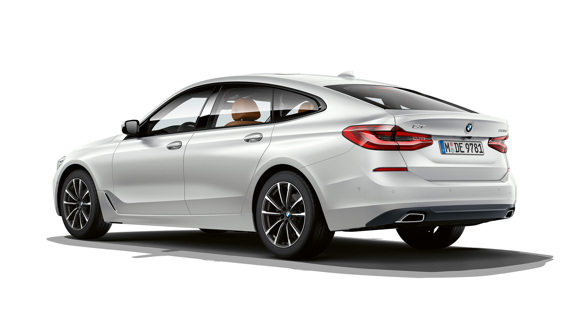 Galinė dalis, BMW 6 serijos Gran Turismo G32 2020, bazinė komplektacija BMW 6 serijos Gran Turismo G32 620d 2020 bazinės komplektacijos Mineral White balto metaliko spalvos, trijų ketvirčių vaizdas iš galo