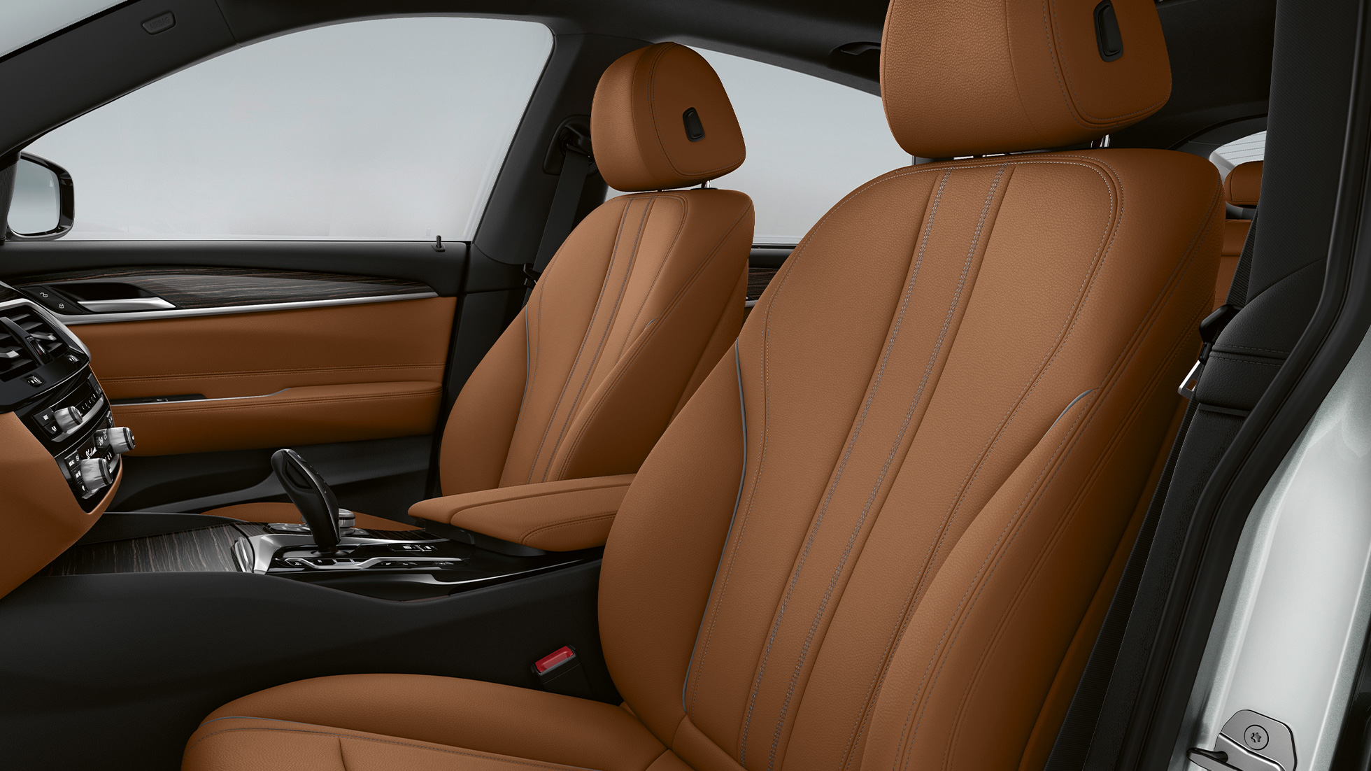 BMW 6 serijos Gran Turismo G32 620d 2020 bazinės komplektacijos, apmušalai Dakota odos konjako/juodos spalvos apmušalai BMW 6 serijos Gran Turismo G32 620d 2020 bazinės komplektacijos, interjeras