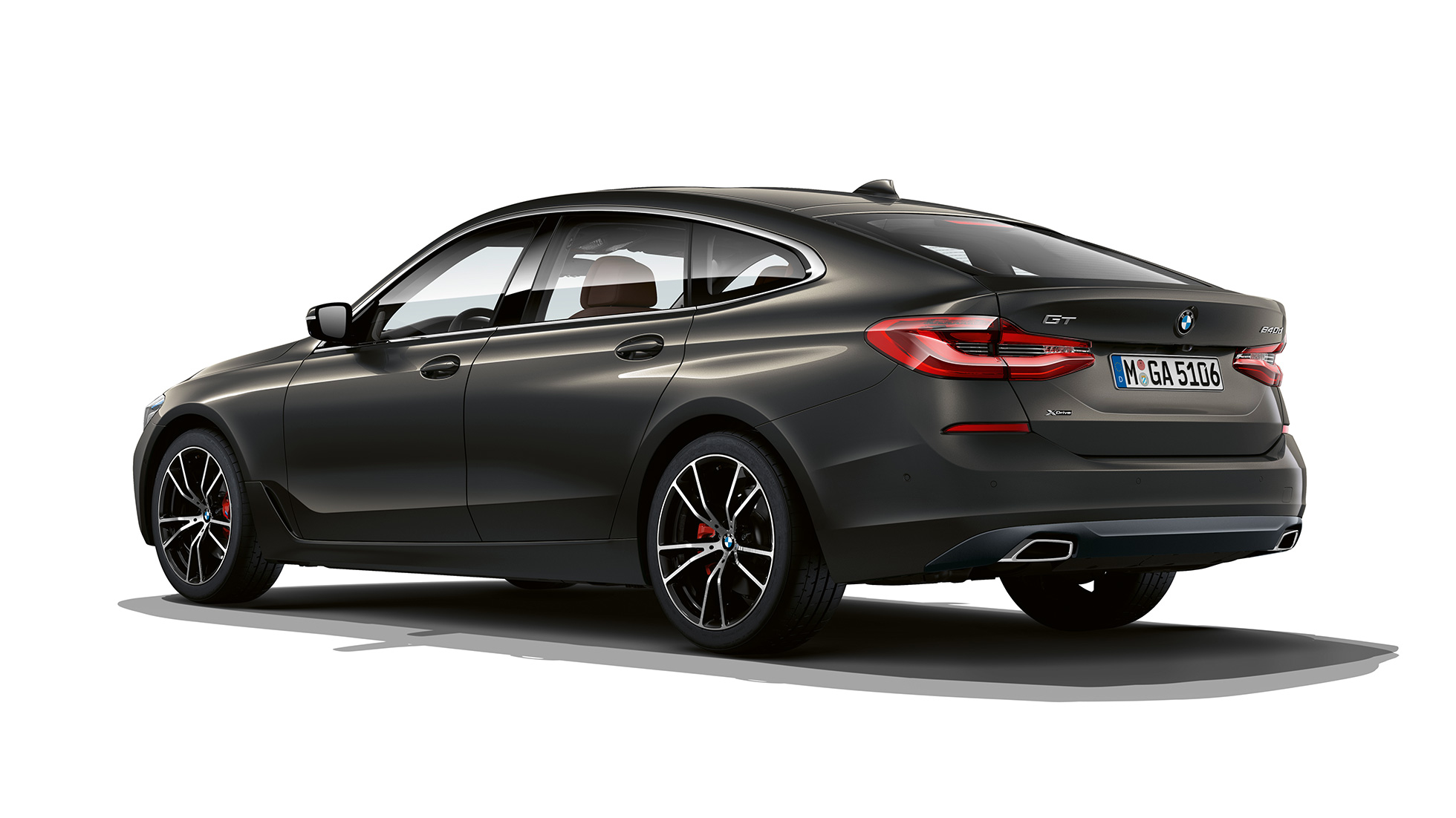 BMW 6 serijos Gran Turismo G32 2020 Luxury Line modelio, galinė dalis BMW 6 serijos Gran Turismo G32 640d xDrive 2020 Luxury Line modelis, pilkos Dravit Grey spalvos, trijų ketvirčių vaizdas iš galo