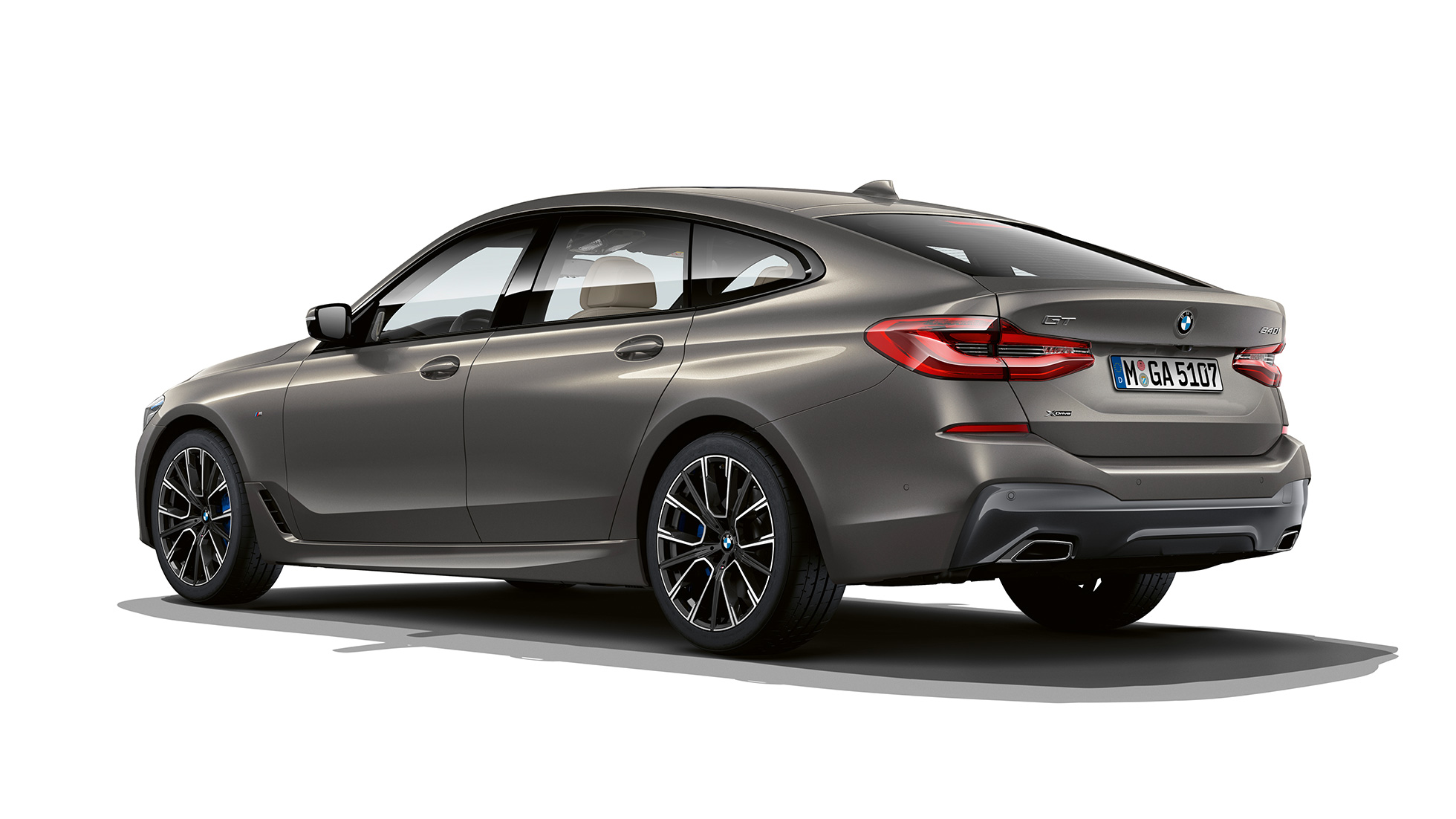 BMW 6 serijos Gran Turismo G32 2020 M Sport paketas, automobilio galas BMW 6 serijos Gran Turismo G32 640i xDrive 2020 M Sport paketas, pilkos Bernina Grey Amber Effect spalvos trijų ketvirčių vaizdas iš galo