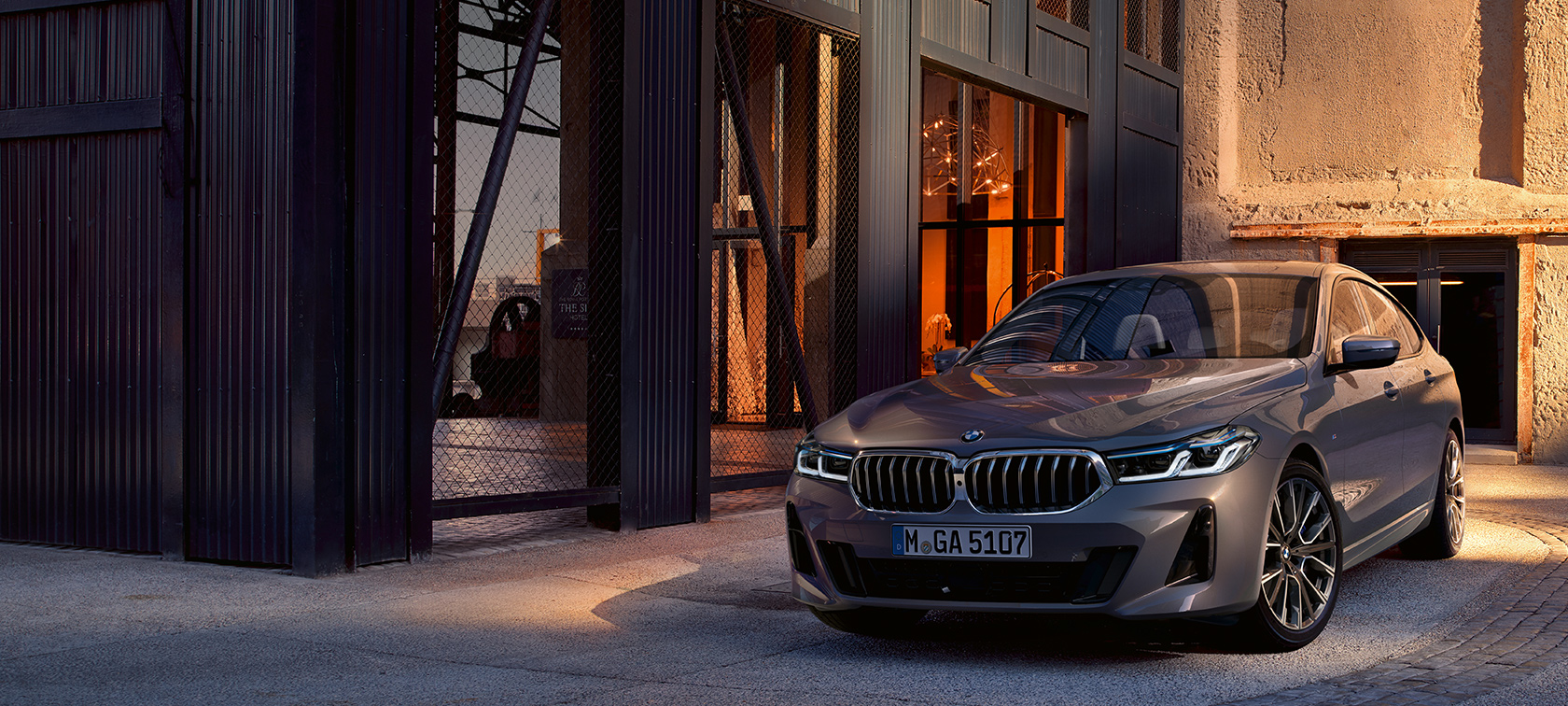 BMW 6 serijos Gran Turismo G32 2020 BMW 6 serijos Gran Turismo 640i xDrive G32 2020 pilkos Bernina Grey spalvos, salėje stovinčio automobilio trijų ketvirčių vaizdas iš priekio