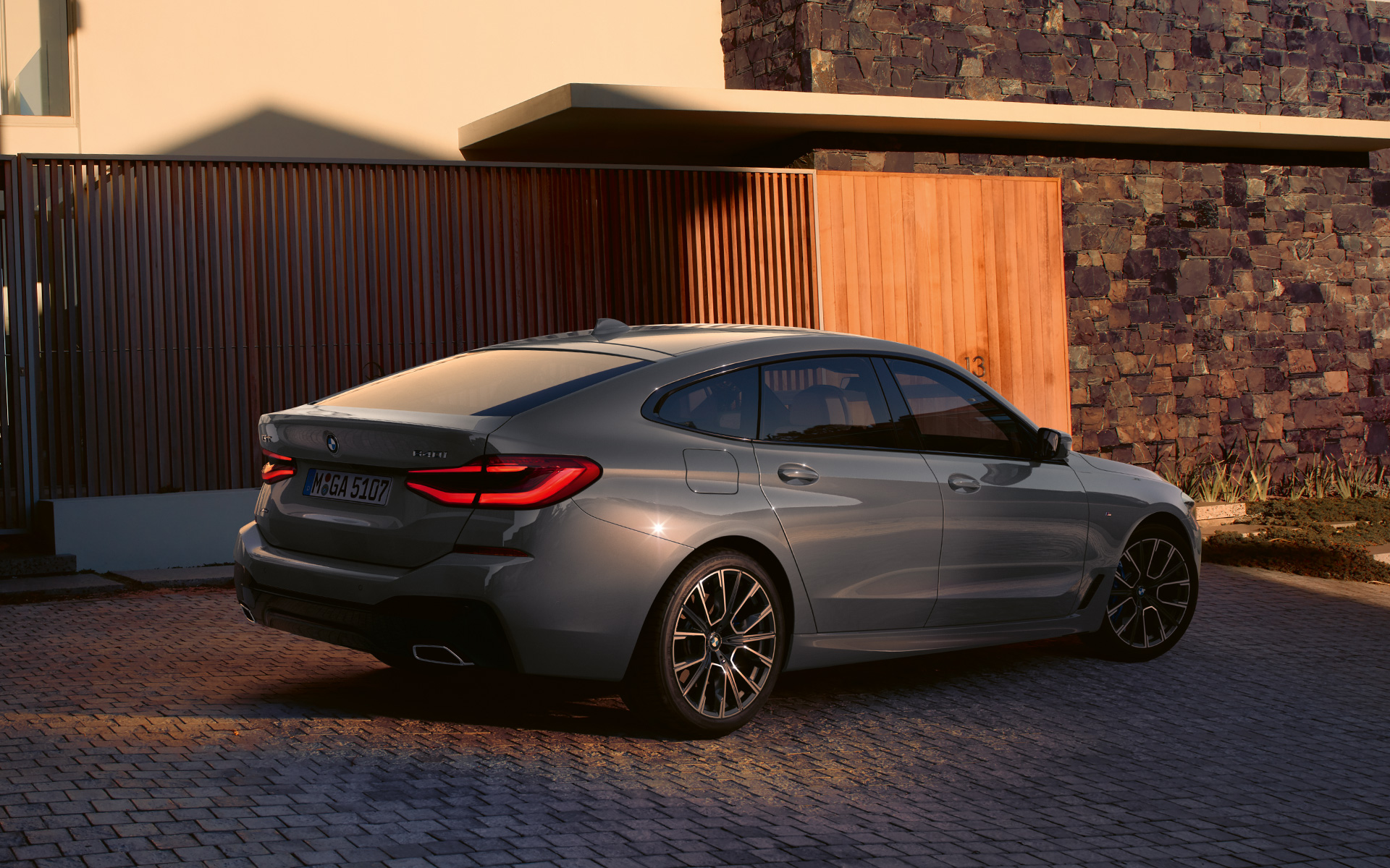 Galinės dalies dizainas, BMW 6 serijos Gran Turismo (G32) 2020 Galinės dalies dizainas, BMW 6 serijos Gran Turismo 640i xDrive (G32) 2020, pilkos Bernina Grey spalvos, vaizdas iš galo