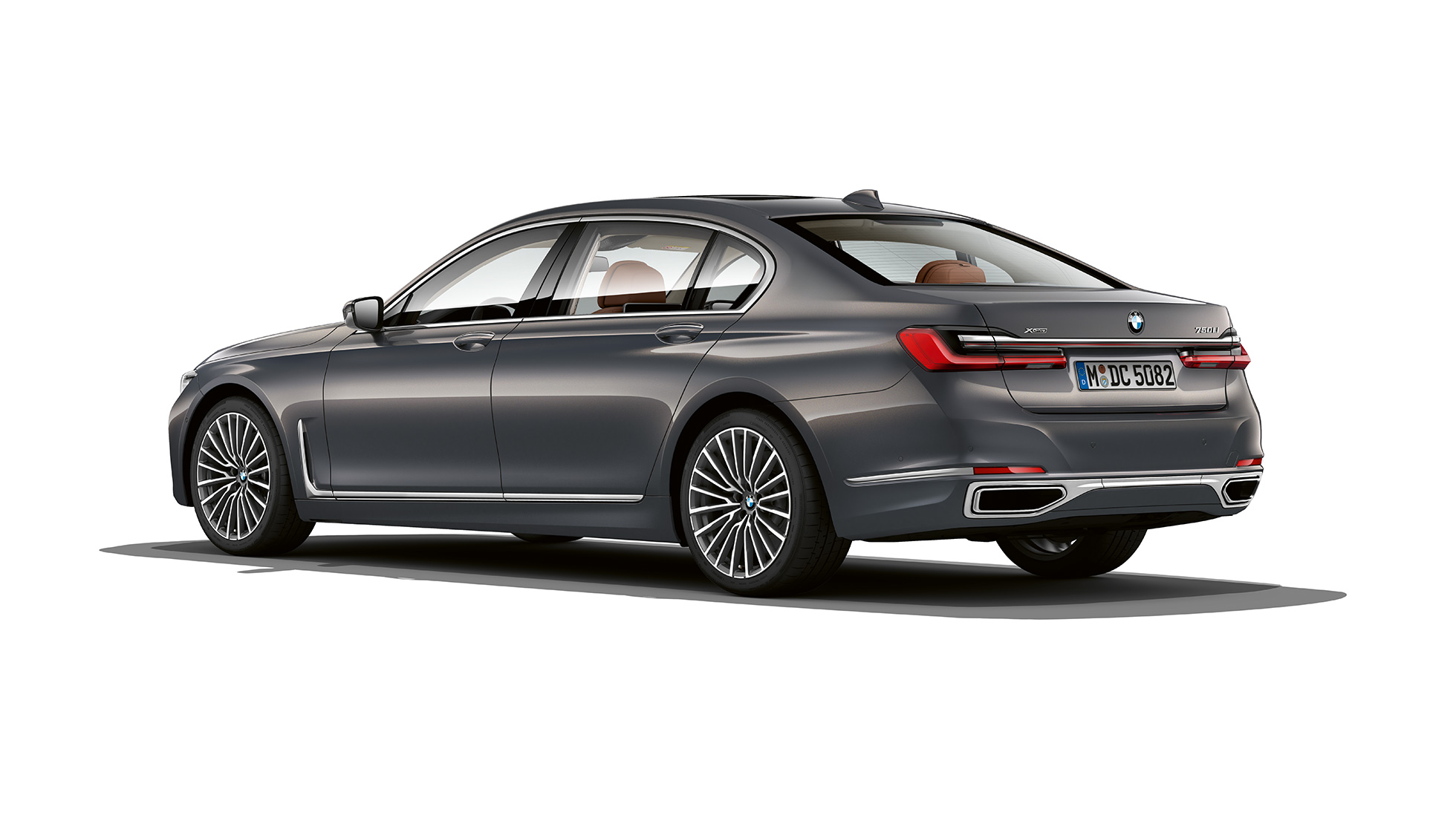 BMW 7 serijos sedanas su Pure Excellence eksterjero dizainu, trijų ketvirčių vaizdas iš galo Pilkas BMW 7 serijos sedanas su Pure Excellence eksterjero dizainu, trijų ketvirčių vaizdas iš galo