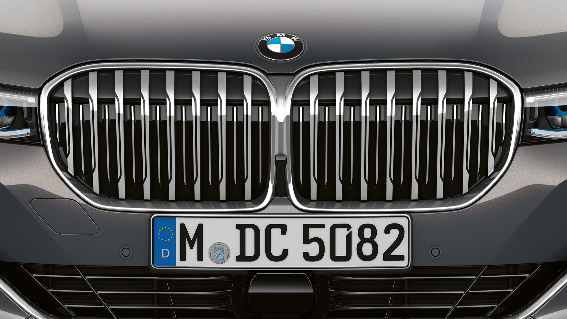 BMW 7 serijos sedanas su Pure Excellence eksterjero dizainu: pavarų svirtis. BMW 7 serijos sedanas su Pure Excellence eksterjero dizainu: BMW priekinių grotelių vaizdas iš arti.