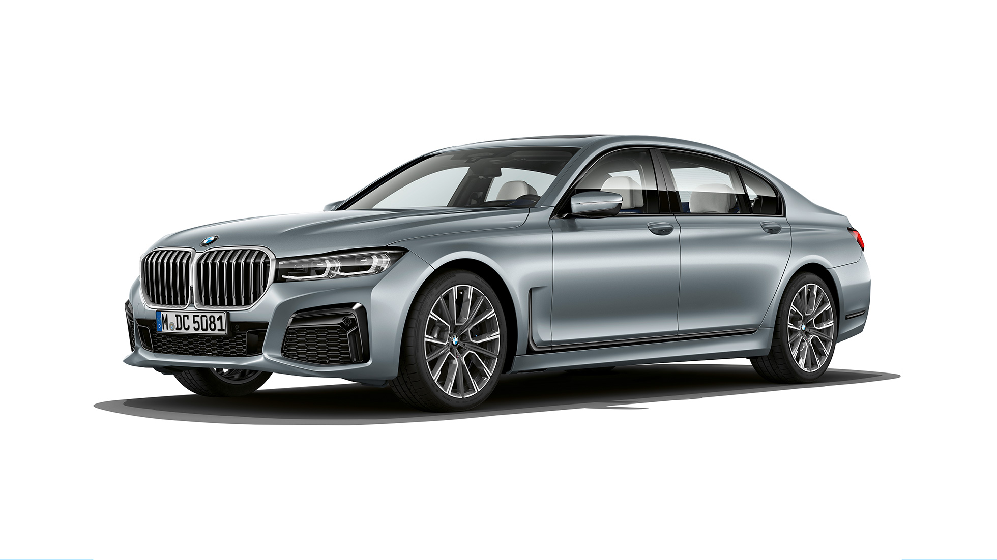 BMW 7 serijos sedanas su M Sport paketu, trijų ketvirčių vaizdas iš priekio BMW 7 serijos sedanas Frozen Bluestone metaliko spalvos su M Sport paketu, trijų ketvirčių vaizdas iš priekio