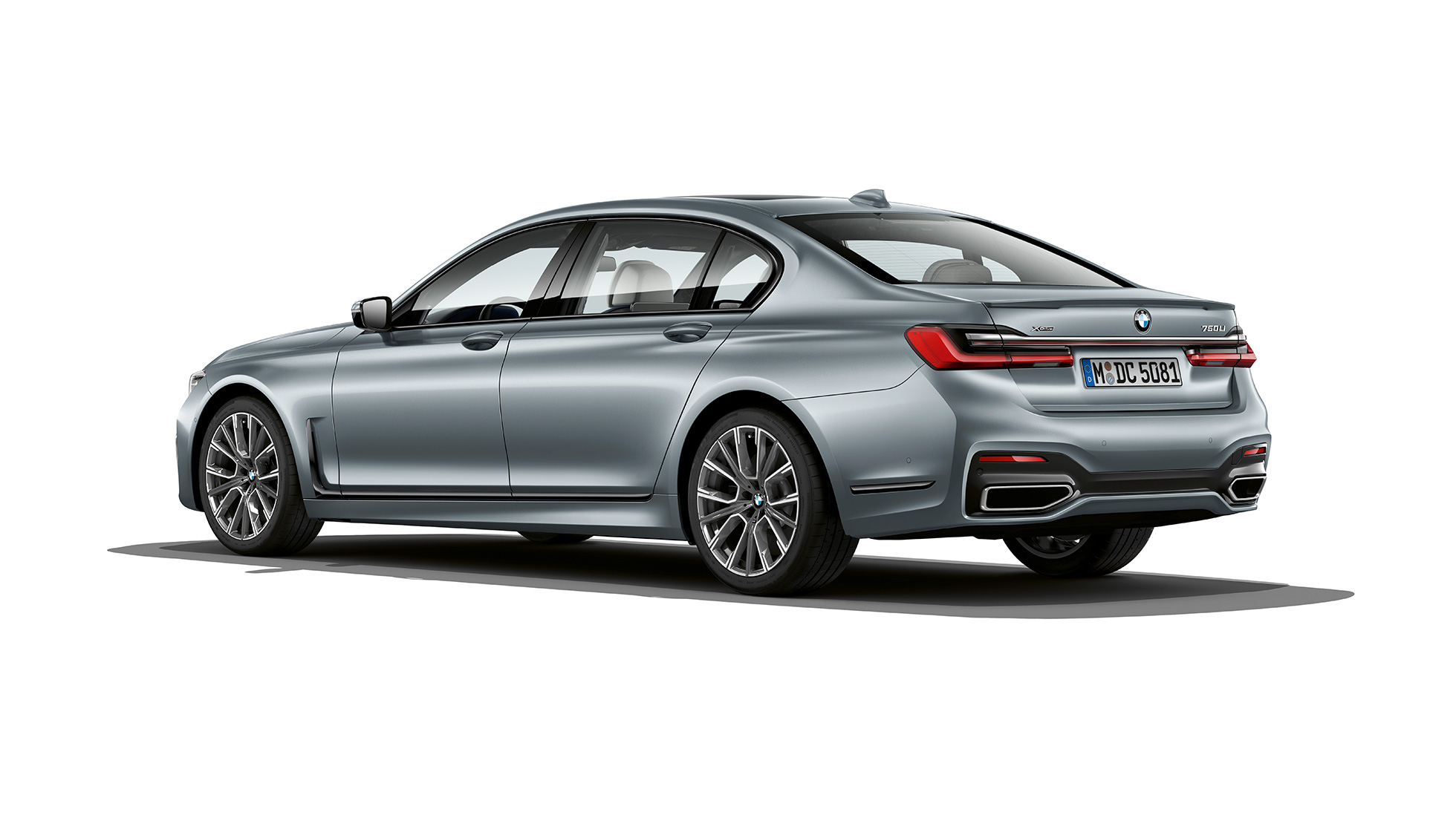 BMW 7 serijos sedanas su M Sport paketu, trijų ketvirčių vaizdas iš galo BMW 7 serijos sedanas Frozen Bluestone metaliko spalvos su M Sport paketu, trijų ketvirčių vaizdas iš galo