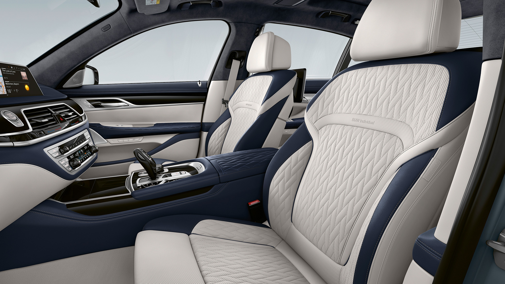 BMW 7 serijos sedano su M Sport paketu odiniai apmušalai BMW 7 serijos sedano su M Sport paketu odiniai odiniai BMW Individual Merino odos baltos smoked white/mėlynos night blue spalvos apmušalai