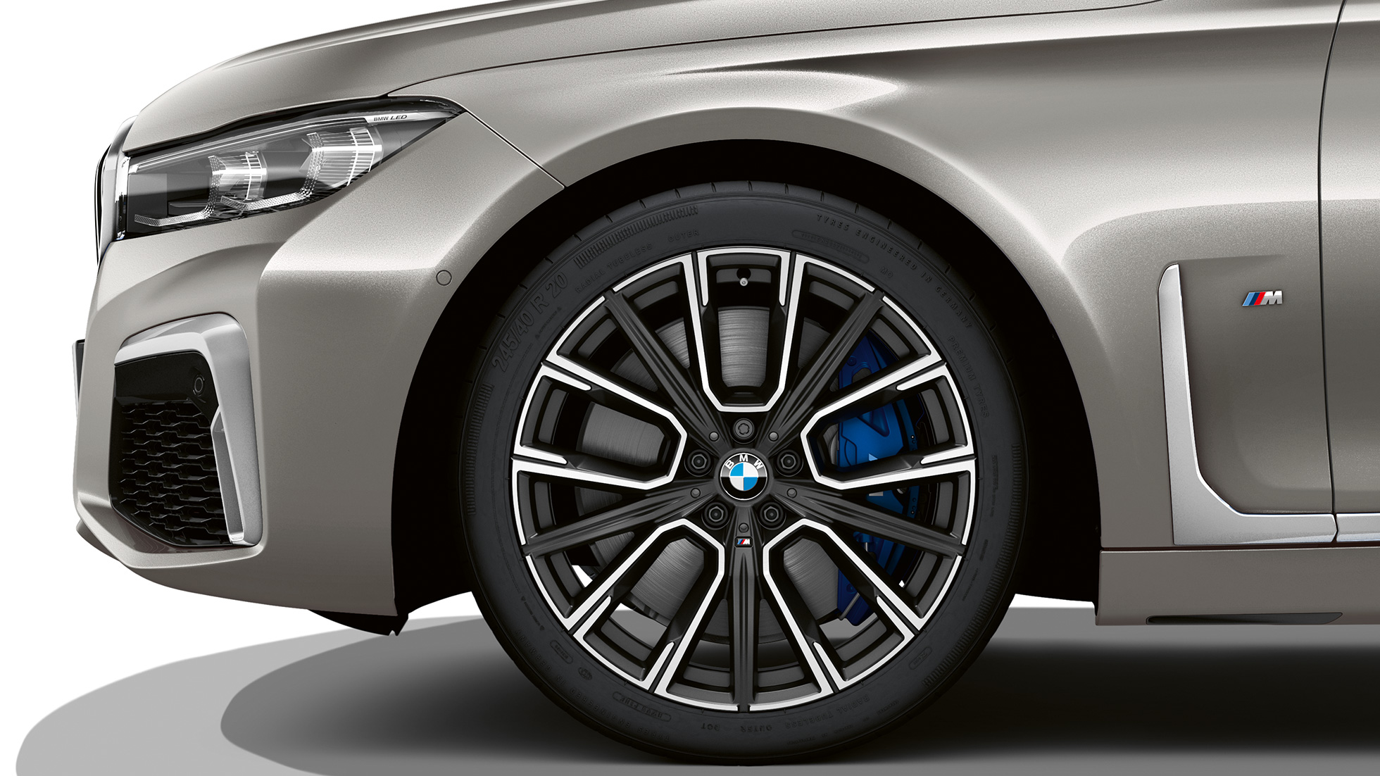 BMW 7 serijos sedanas su M Sport paketu, ratlankiai BMW 7 serijos sedanas su M Sport paketu: priartintas ratlankių vaizdas