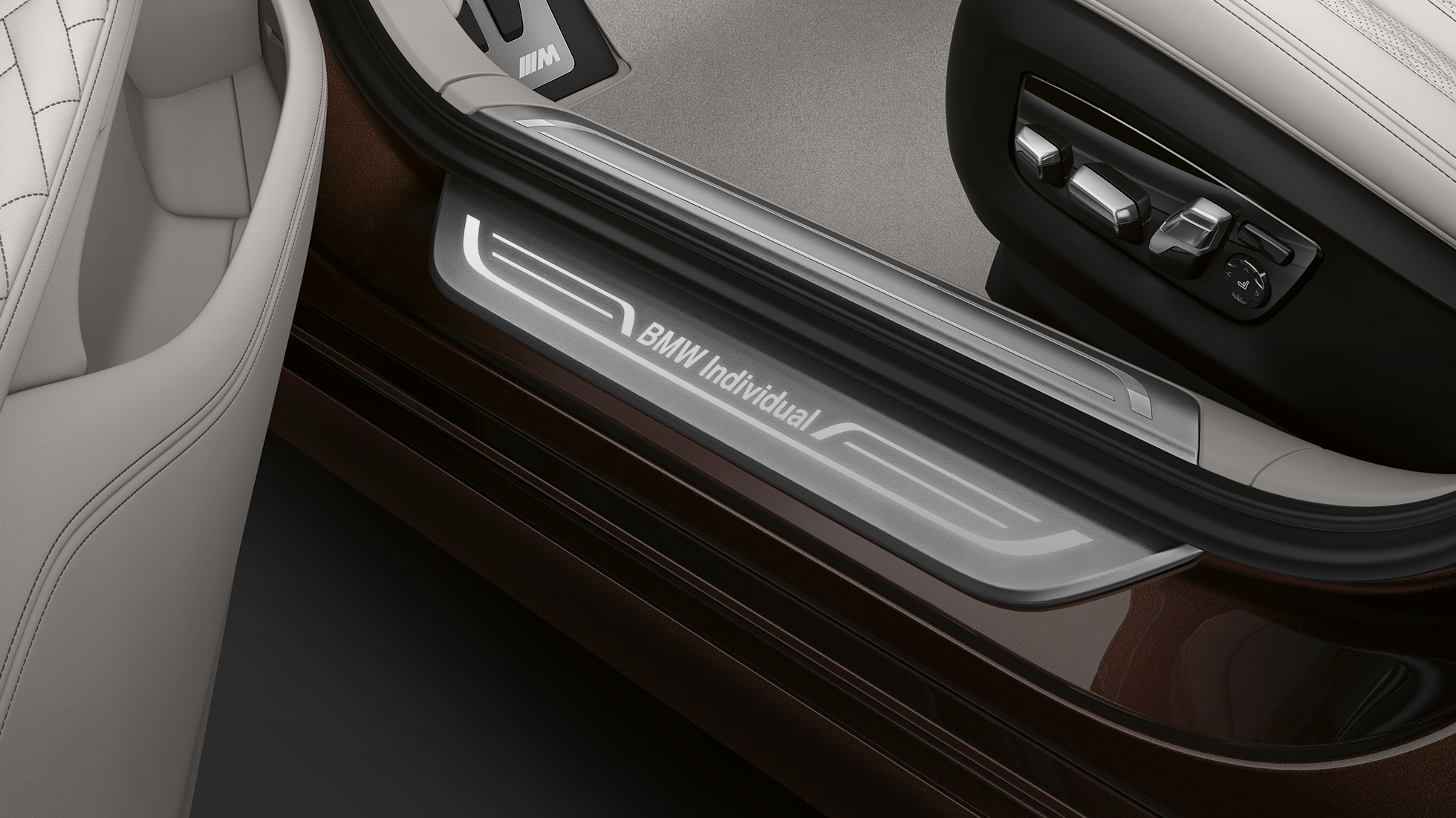 BMW Individual 7 serijos sedano durelių slenkstis BMW 7 serijos sedanas: durelių slenkstis su BMW Individual užrašu
