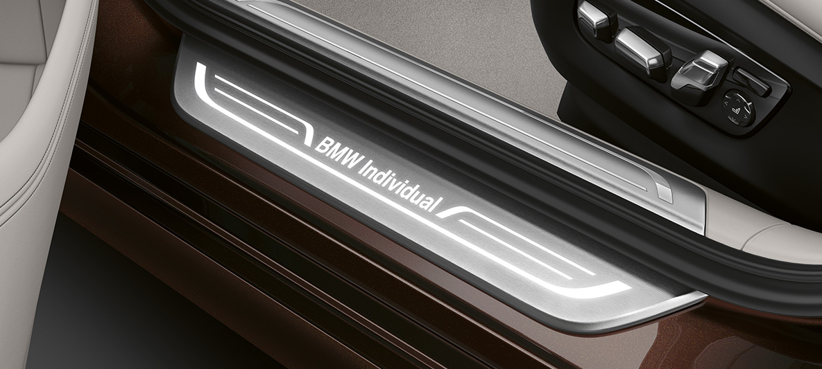 BMW 7 serijos sedanas (G11 G12), BMW Individual įlipimo slenkstis BMW 7 serijos sedanas (G11 G12), įlipimo slenkstis su BMW Individual apšviestu užrašu
