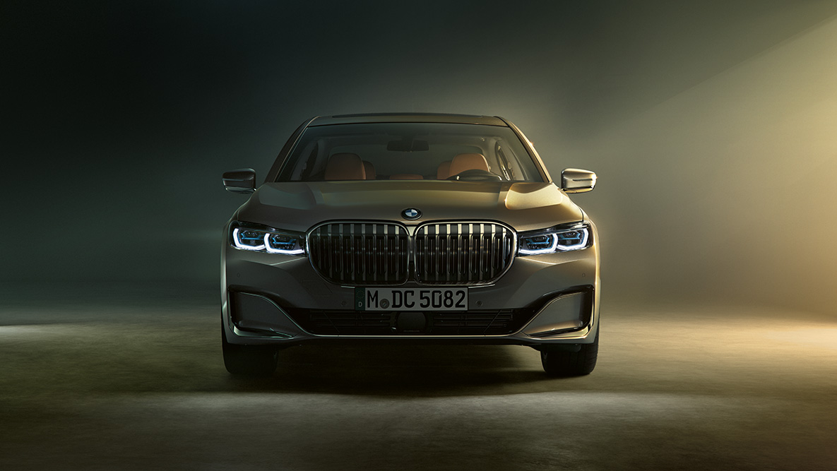 BMW 7 serijos sedano (G11 G12) 2019 vaizdas iš priekio BMW 7 serijos sedanas (G11 G12) 2019 pilkos Bernina Grey spalvos su tviskančio gintaro efektu, stovinčio pritemdytoje šviesoje automobilio vaizdas iš priekio