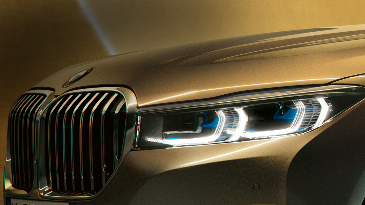 BMW 7 serijos sedano (G11 G12) 2019 Laserlight lazeriniai žibintai BMW 7 serijos sedanas (G11 G12) 2019 pilkos Bernina Grey spalvos su tviskančio gintaro efektu, Laserlight lazerinių žibintų su mėlynomis ir baltomis šviesomis vaizdas iš arti