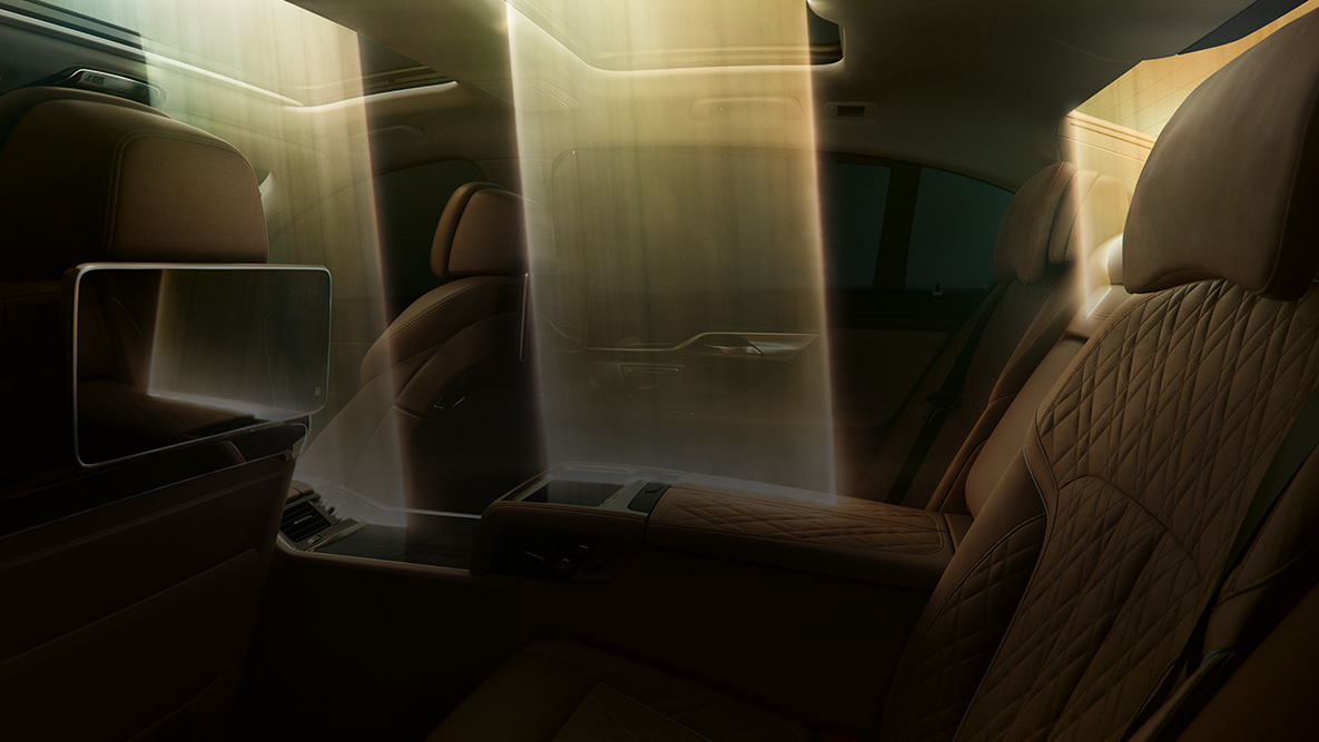 BMW 7 serijos sedano interjeras BMW 7 serijos sedano interjeras: Pro panoraminį stiklinį stogą sklindanti šviesa