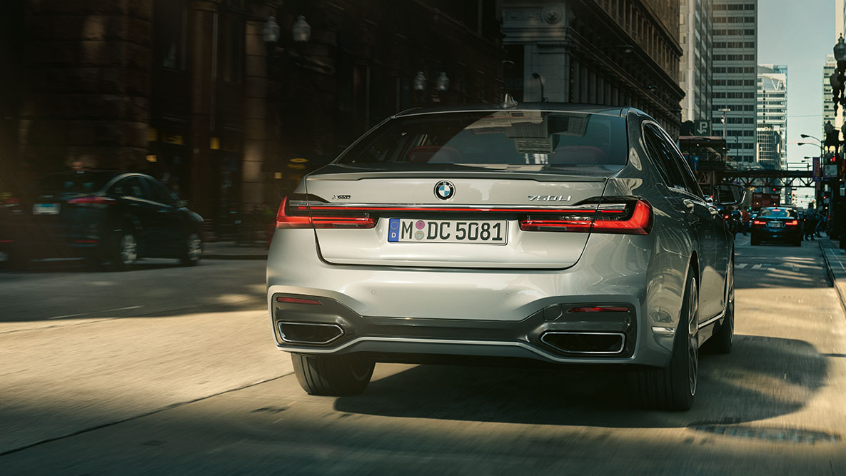 BMW 7 serijos sedano (G11 G12) 2019 atbulinės eigos asistentas BMW 7 serijos sedano (G11 G12) 2019 vaizdas iš galo su atbulinės eigos asistentu