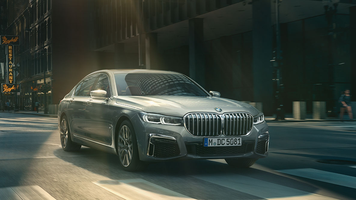 BMW 7 serijos sedano (G11 G12) 2019 Driving Assistant Professional funkcija BMW 7 serijos sedanas (G11 G12) 2019, važiuojančio automobilio trijų ketvirčių vaizdas iš priekio miesto fone, Driving Assistant Professional funkcija