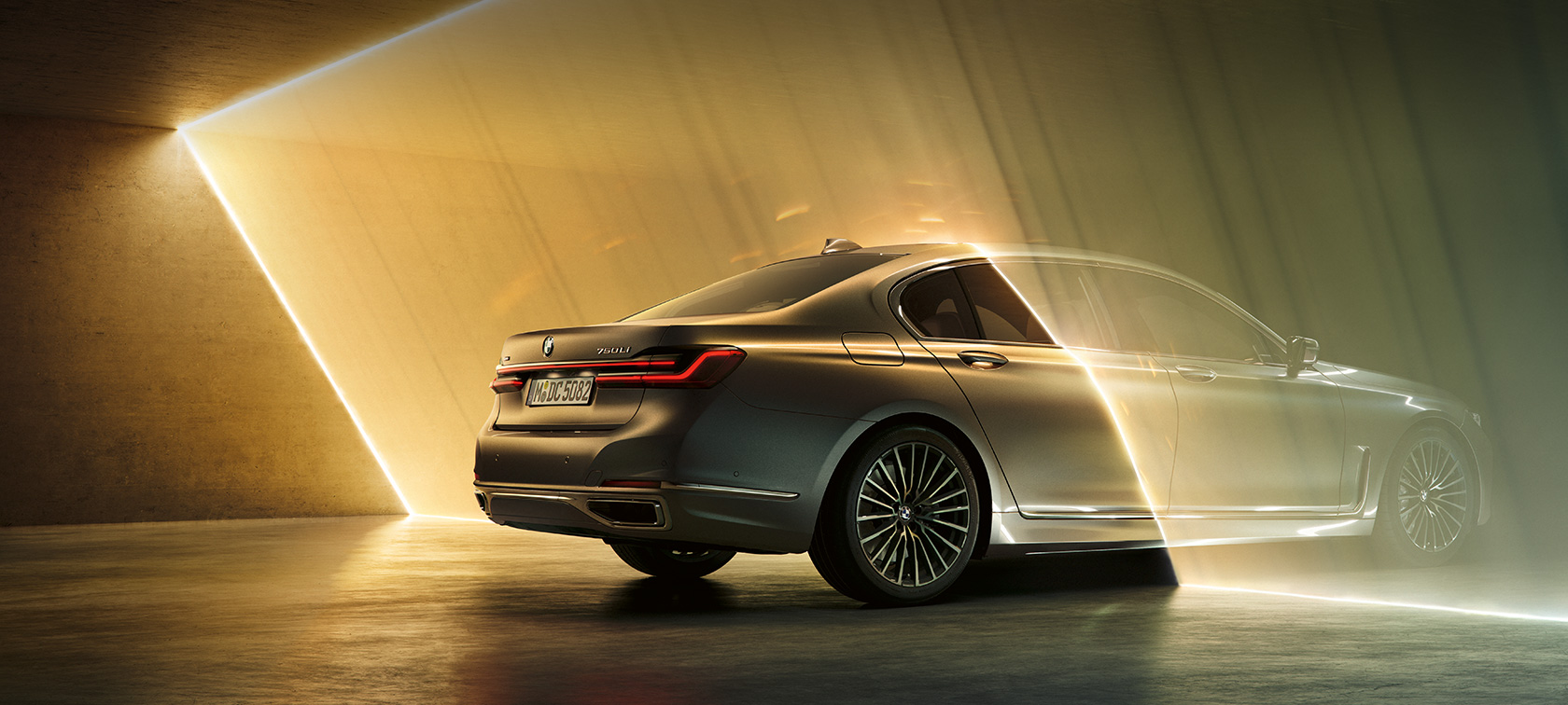 BMW 7 serijos sedano (G11 G12) 2019 techniniai duomenys BMW 7 serijos sedanas (G11 G12) 2019 pilkos Bernina Grey spalvos su tviskančio gintaro efektais, priartintas trijų ketvirčių vaizdas iš priekio