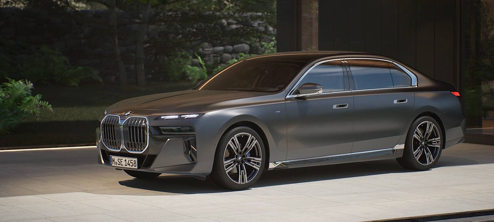 BMW 7 serijos sedanas G70 ICE 740i M sport paketas eksterjero akcentai BMW 7 serijos sedanas G70 ICE 740i M sport paketas, pilkos metalizuotos Frozen Deep grey spalvos, 21 colio M lengvojo lydinio ratlankiai Star-spoke style 908 eksterjero akcentai