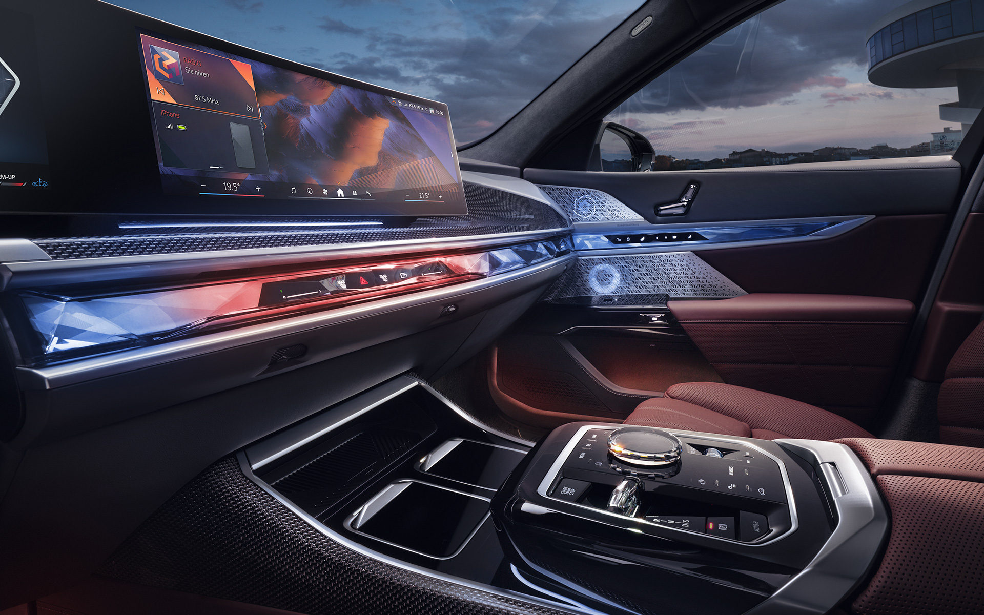 Interjero vaizdas iš priekio BMW 7 serijos sedanas G70 ICE 740i M sport paketas BMW 7 serijos sedanas G70 ICE 740i M sport paketas interjero vaizdas iš priekio CraftedClarity stiklo apdailos elementai ir išlenktas ekranas
