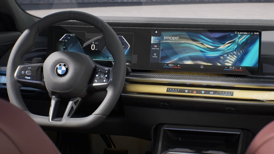 BMW 7 serijos sedanas G70 ICE 740i M sport paketas trijų ketvirčių vaizdas iš galo BMW 7 serijos sedanas G70 ICE 740i M sport paketas važiuojančio automobilio trijų ketvirčių vaizdas iš galo
