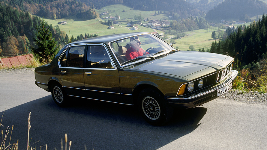 BMW 7 serijos sedanas (E23) 7/8 važiuojančio automobilio vaizdas iš šono BMW 7 serijos sedanas (E23) 7/8 važiuojančio automobilio vaizdas iš šono