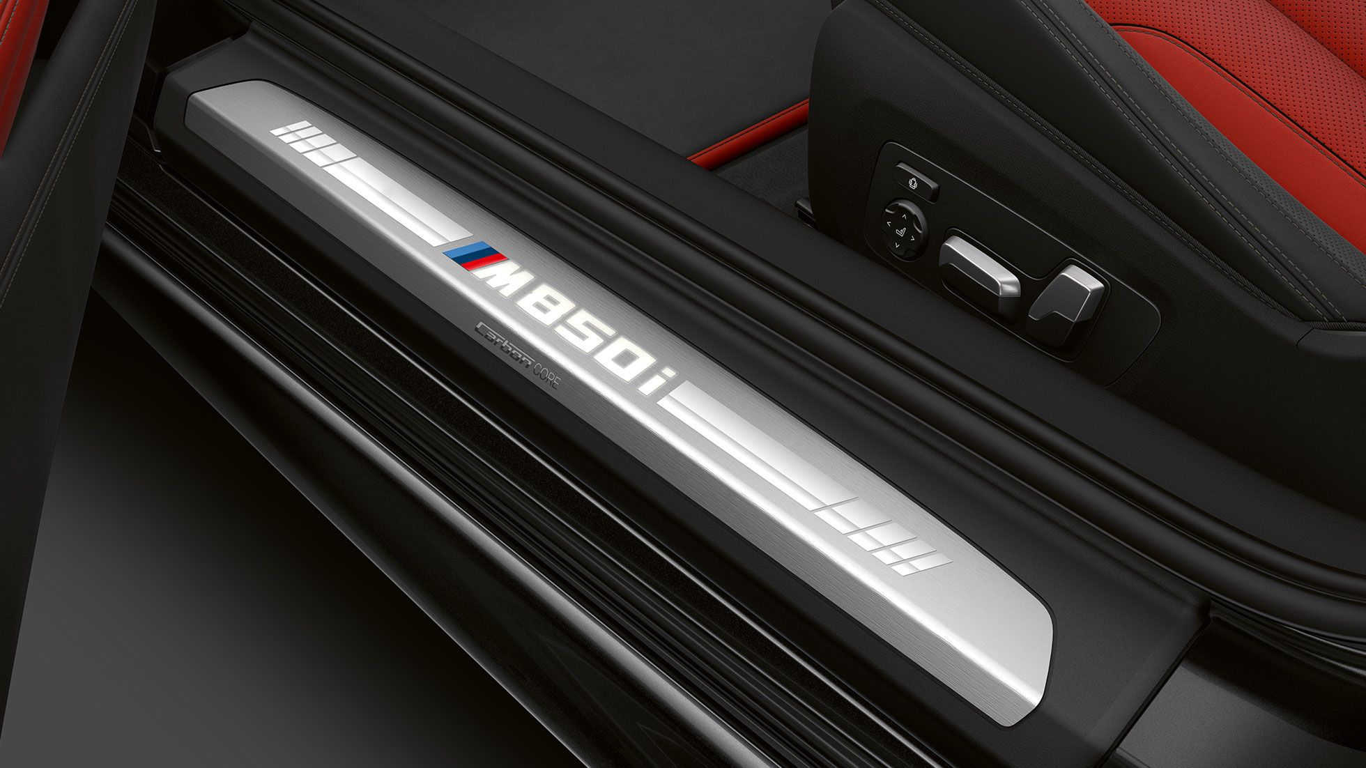 BMW M850i xDrive, „Carbon Black“ juodas metalikas, durelių slenkstis. BMW M850i xDrive, „Carbon Black“ juodas metalikas, durelių slenkstis.