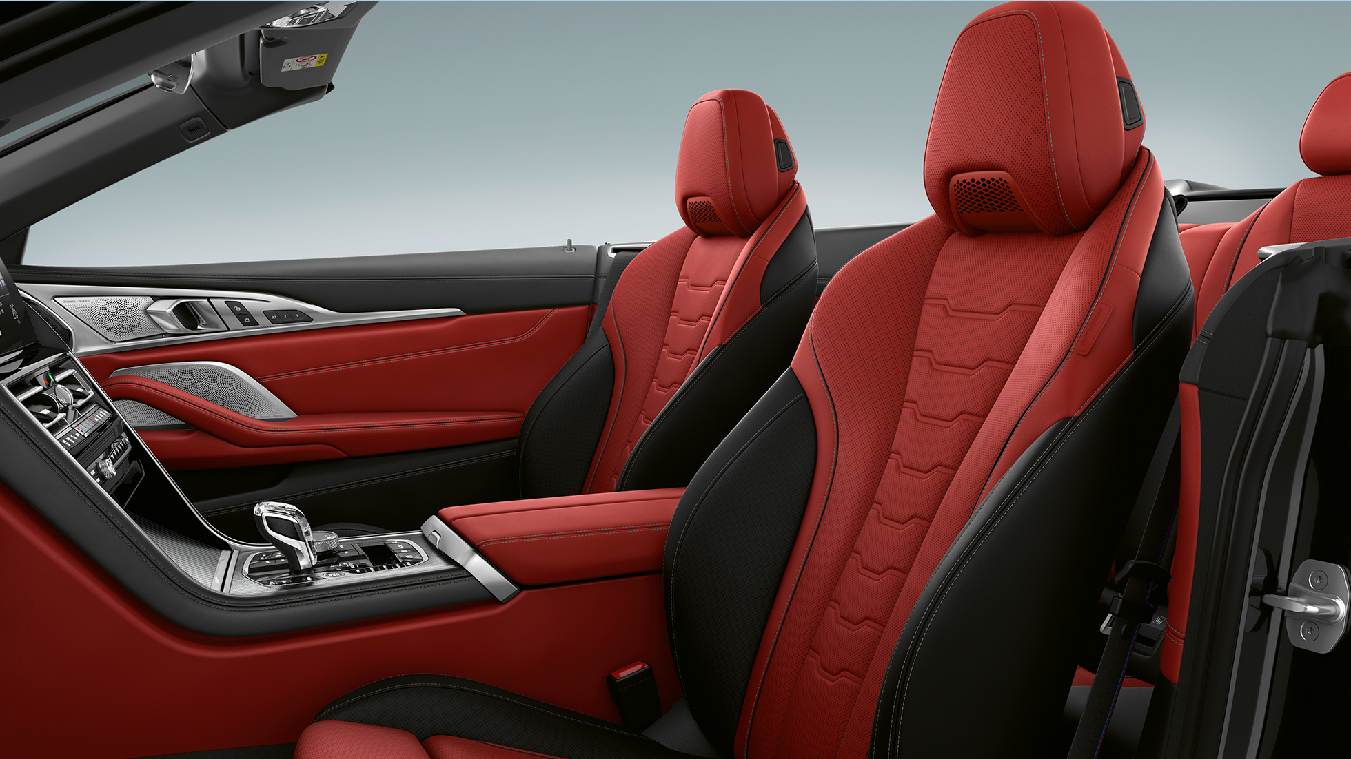 BMW M850i xDrive, „Carbon Black“ juodas metalikas, „Fiona Red/Black“ raudonos/juodos spalvos išplėstinė BMW Individual Merino odos apmušalų apdaila. BMW M850i xDrive, „Carbon Black“ juodas metalikas, „Fiona Red/Black“ raudonos/juodos spalvos išplėstinė BMW Individual Merino odos apmušalų apdaila.