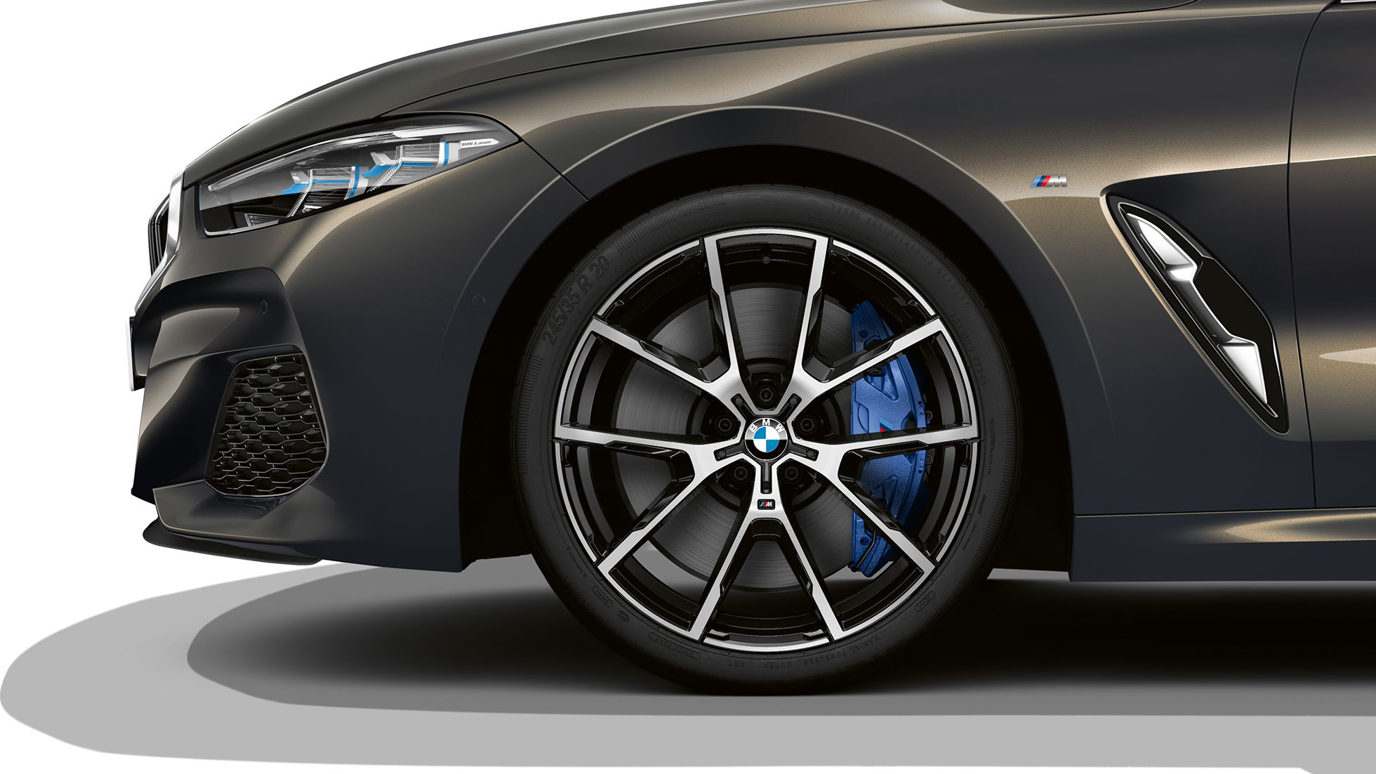 BMW M850i xDrive, „Dravit Grey“ pilko metaliko spalvos, 20 colių lengvojo lydinio ratlankiai „Y-spoke 728 M“. BMW M850i xDrive, „Dravit Grey“ pilko metaliko spalvos, 20 colių lengvojo lydinio ratlankiai „Y-spoke 728 M“.
