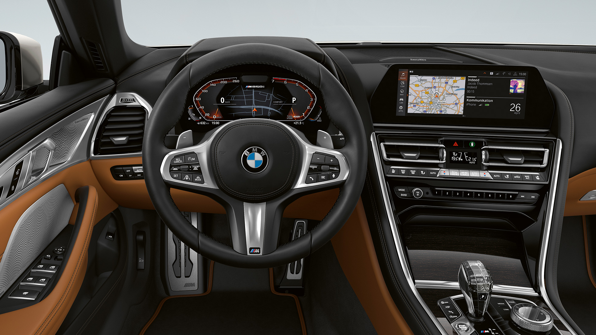 BMW M850i xDrive, „Mineral White“ balto metaliko spalvos, salonas su M odiniu vairu. BMW M850i xDrive, „Mineral White“ balto metaliko spalvos, salonas su M odiniu vairu.