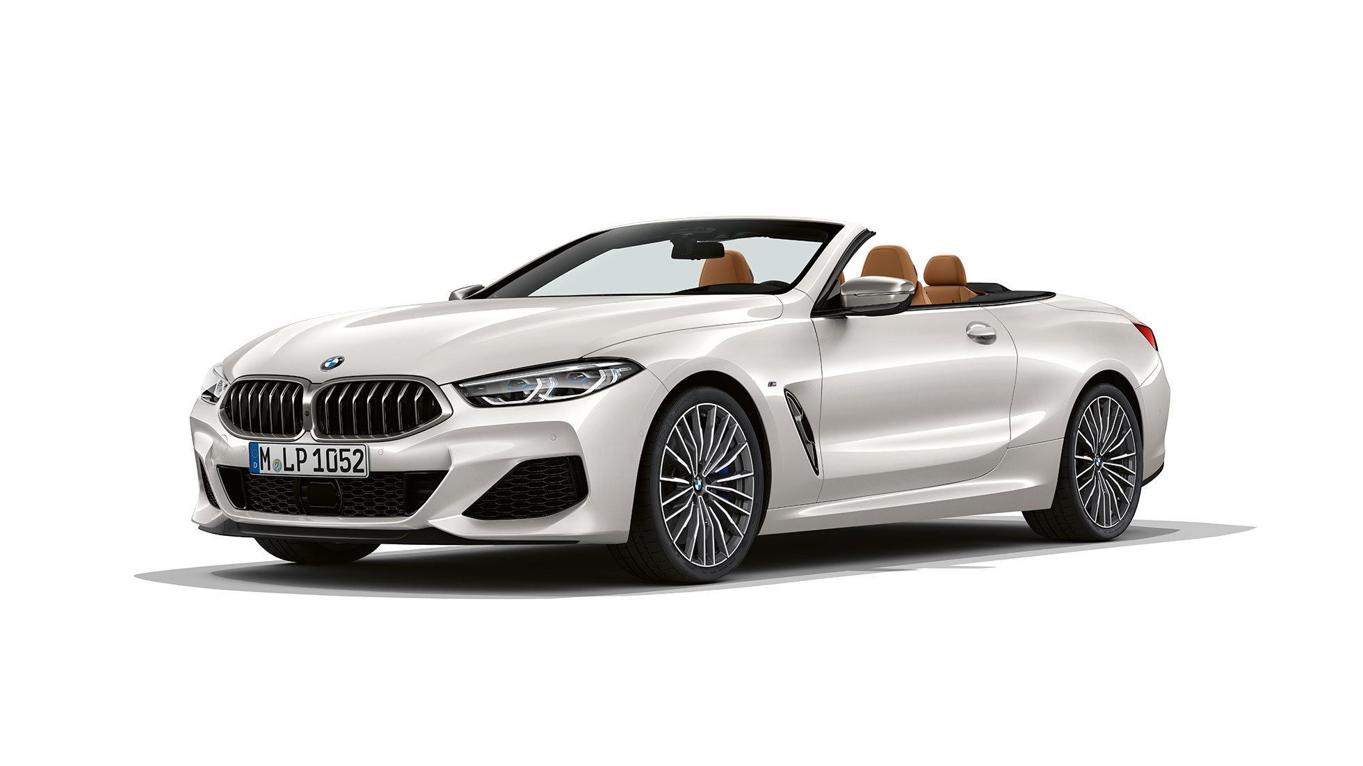 BMW M850i xDrive, „Mineral White“ balto metaliko spalvos, trijų ketvirčių vaizdas iš priekio. BMW M850i xDrive, „Mineral White“ balto metaliko spalvos, trijų ketvirčių vaizdas iš priekio.