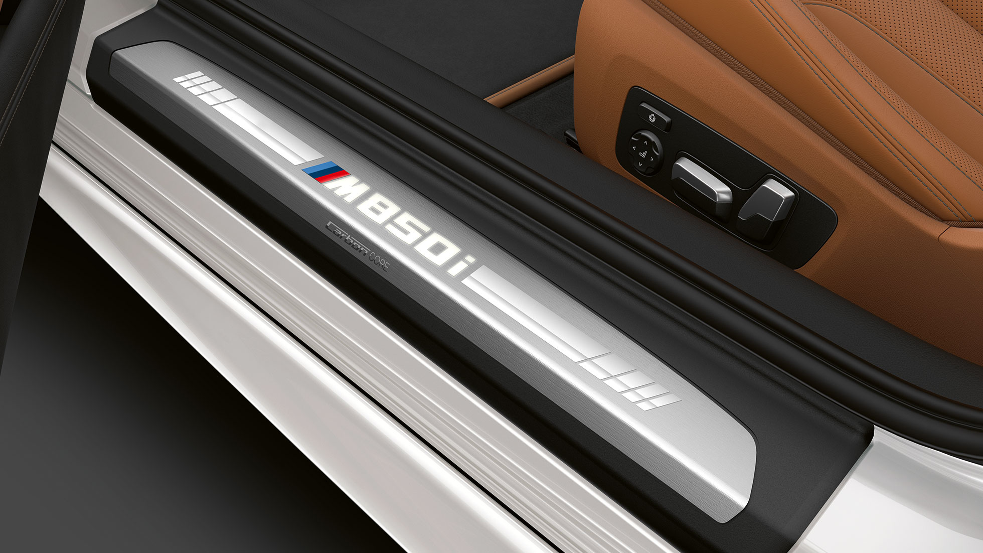 BMW M850i xDrive, „Mineral White“ balto metaliko spalvos, durelių slenkstis. BMW M850i xDrive, „Mineral White“ balto metaliko spalvos, durelių slenkstis.