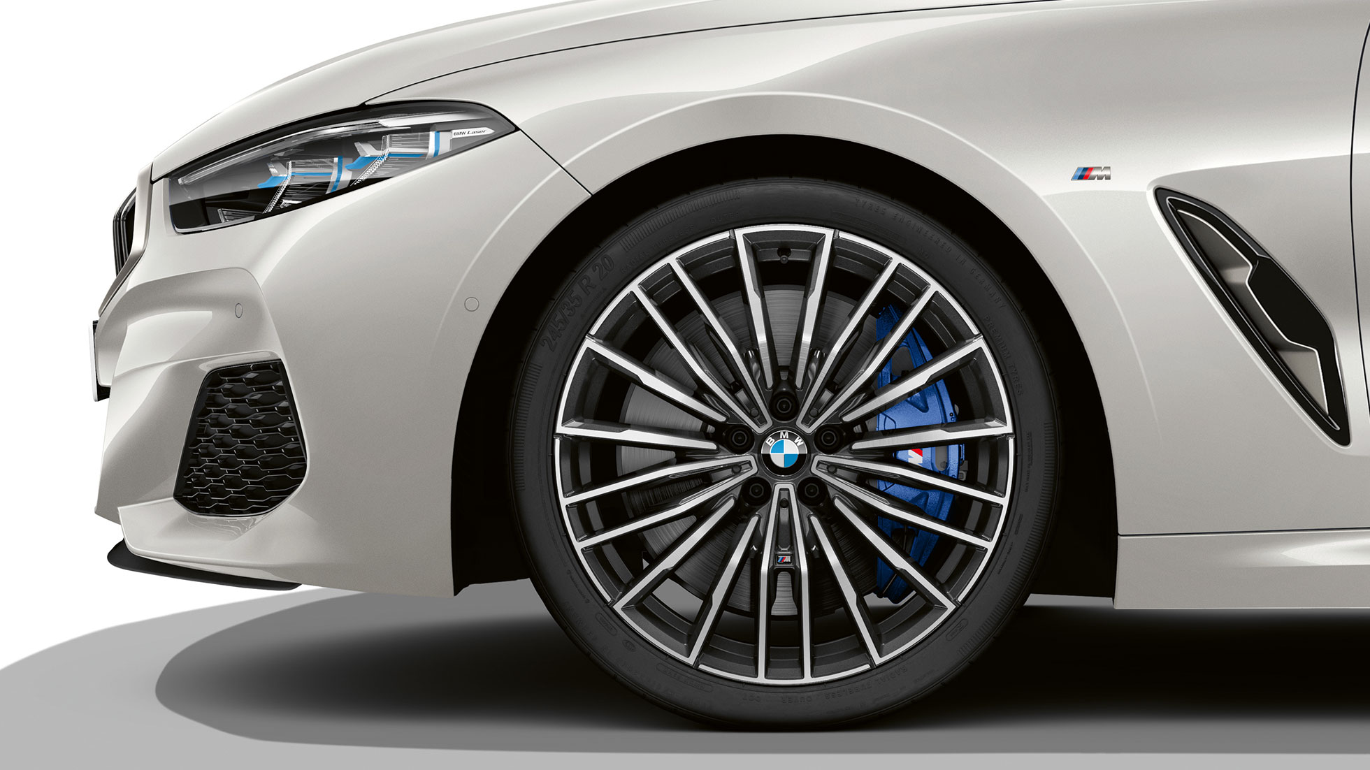 BMW M850i xDrive, „Mineral White“ balto metaliko spalvos, 20 colių lengvojo lydinio ratlankiai „multi-spoke 729 M“. BMW M850i xDrive, „Mineral White“ balto metaliko spalvos, 20 colių lengvojo lydinio ratlankiai „multi-spoke 729 M“.