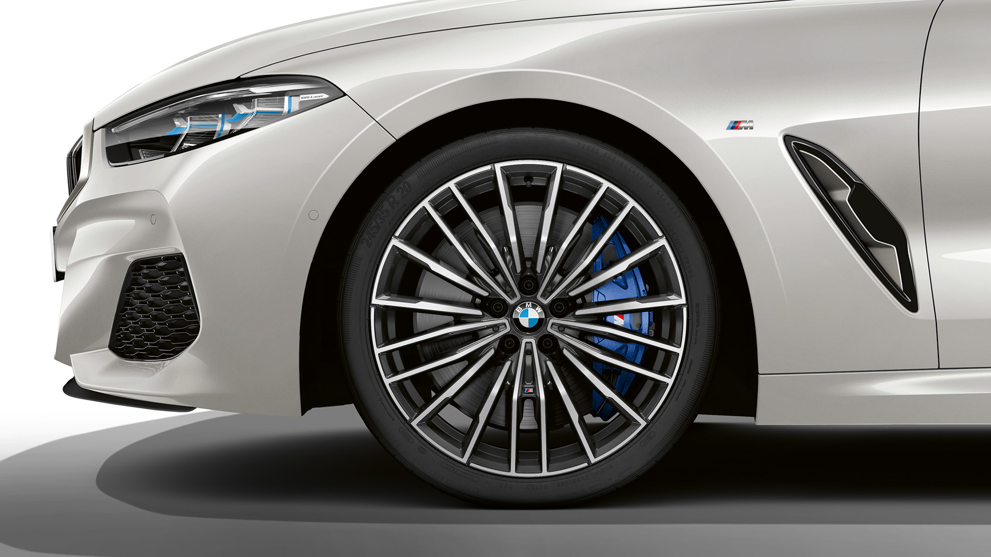 BMW M850i xDrive, 20 colių lengvojo lydinio ratlankiai „multi-spoke 729 M“. BMW M850i xDrive, 20 colių lengvojo lydinio ratlankiai „multi-spoke 729 M“.