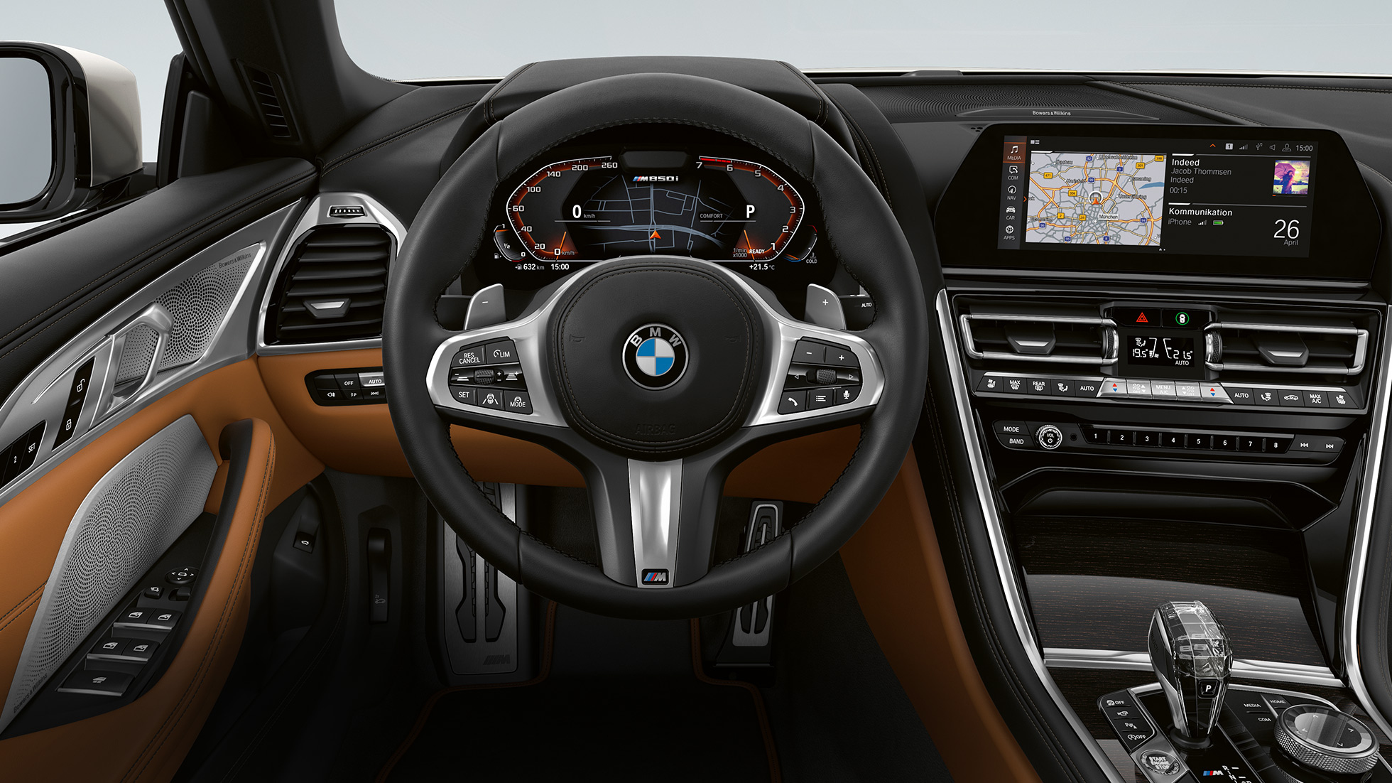 BMW M850i xDrive, M odinis vairas su pavarų svirtelėmis ir daugiafunkciais mygtukais. BMW M850i xDrive, M odinis vairas su pavarų svirtelėmis ir daugiafunkciais mygtukais.