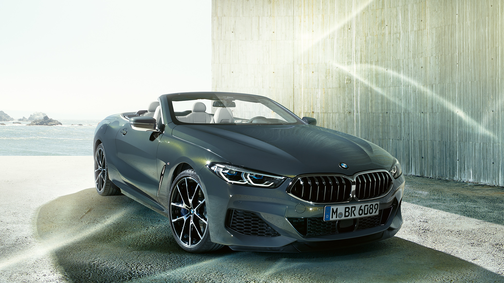 BMW M850i xDrive „Dravit Grey“ pilko metaliko spalvos, trijų ketvirčių vaizdas iš automobilio priekio kairės. BMW M850i xDrive „Dravit Grey“ pilko metaliko spalvos, trijų ketvirčių vaizdas iš automobilio priekio kairės.