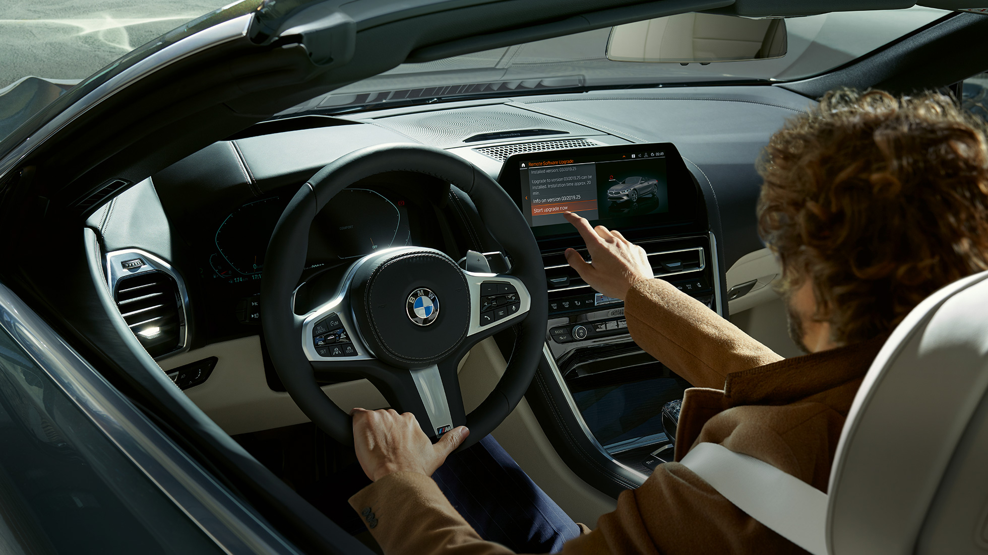 BMW M850i xDrive, vairuotojas valdo „BMW Live Cockpit Professional“ liečiamuoju valdikliu. BMW M850i xDrive, vairuotojas valdo „BMW Live Cockpit Professional“ liečiamuoju valdikliu.
