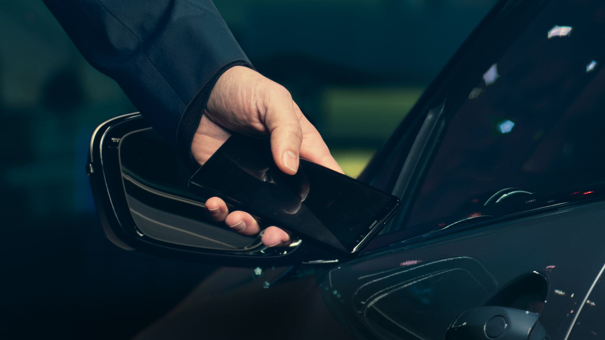 BMW M850i xDrive, vairuotojas atrakina automobilį išmaniuoju telefonu su skaitmeniniu raktu. BMW M850i xDrive, vairuotojas atrakina automobilį išmaniuoju telefonu su skaitmeniniu raktu.